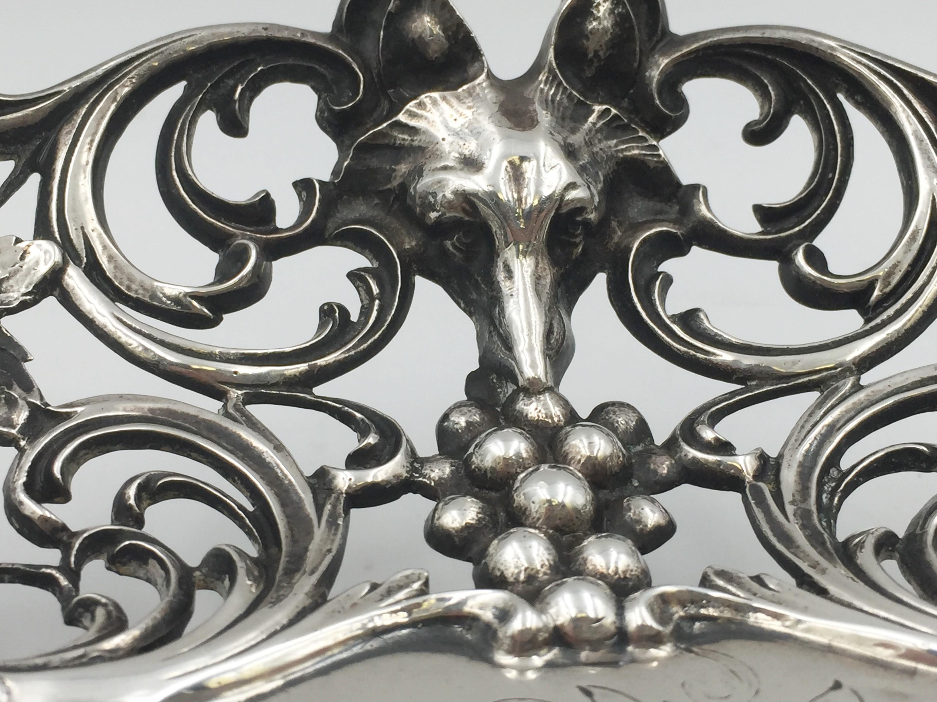 Plato hondo de plata de ley de principios del siglo XX con motivos de cabezas de zorro de Roger Estadounidense en venta