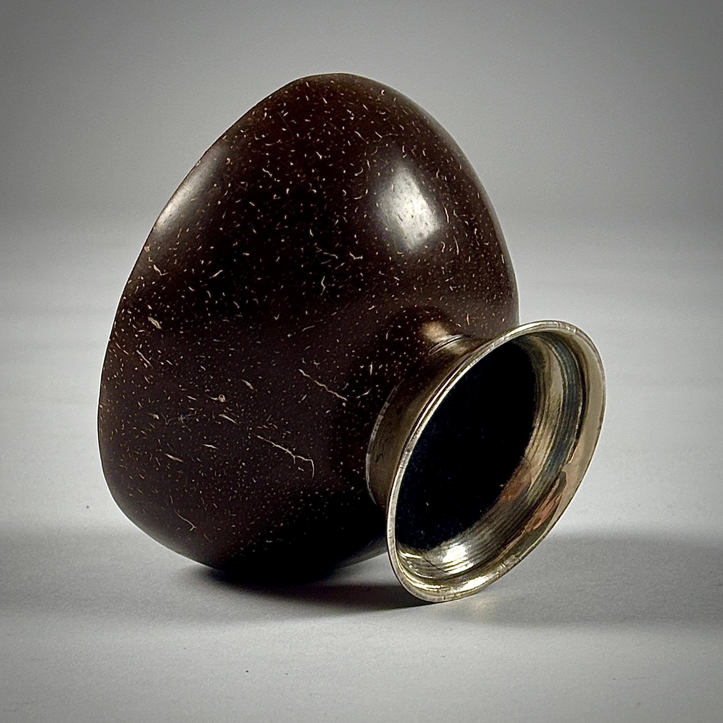 Cuenco de coco de principios del siglo XX con pie de plata de ley.

Buena pátina

Francia Circa 1900.