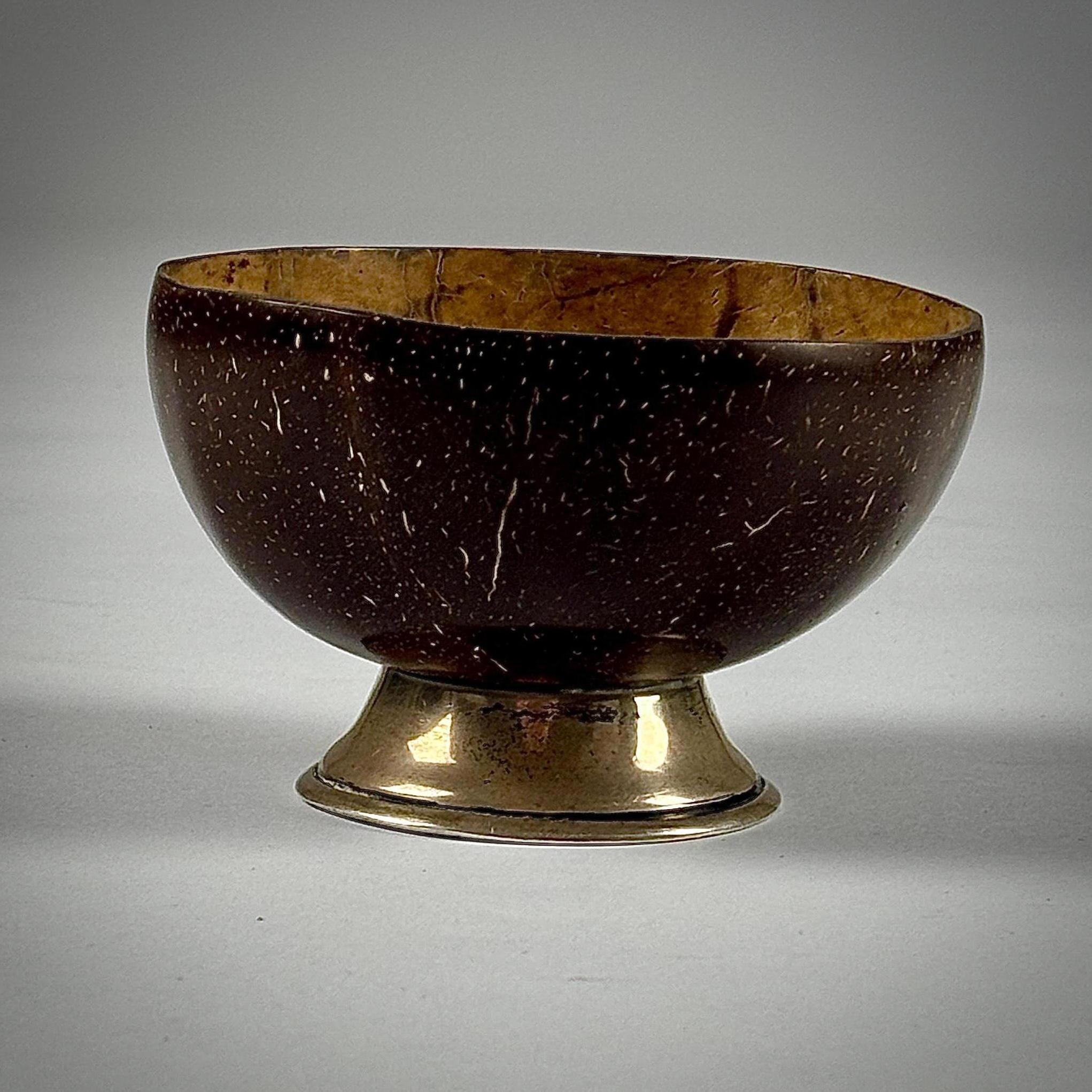 Cuenco de coco montado en plata de ley de principios del siglo XX en Bueno estado para la venta en Pease pottage, West Sussex