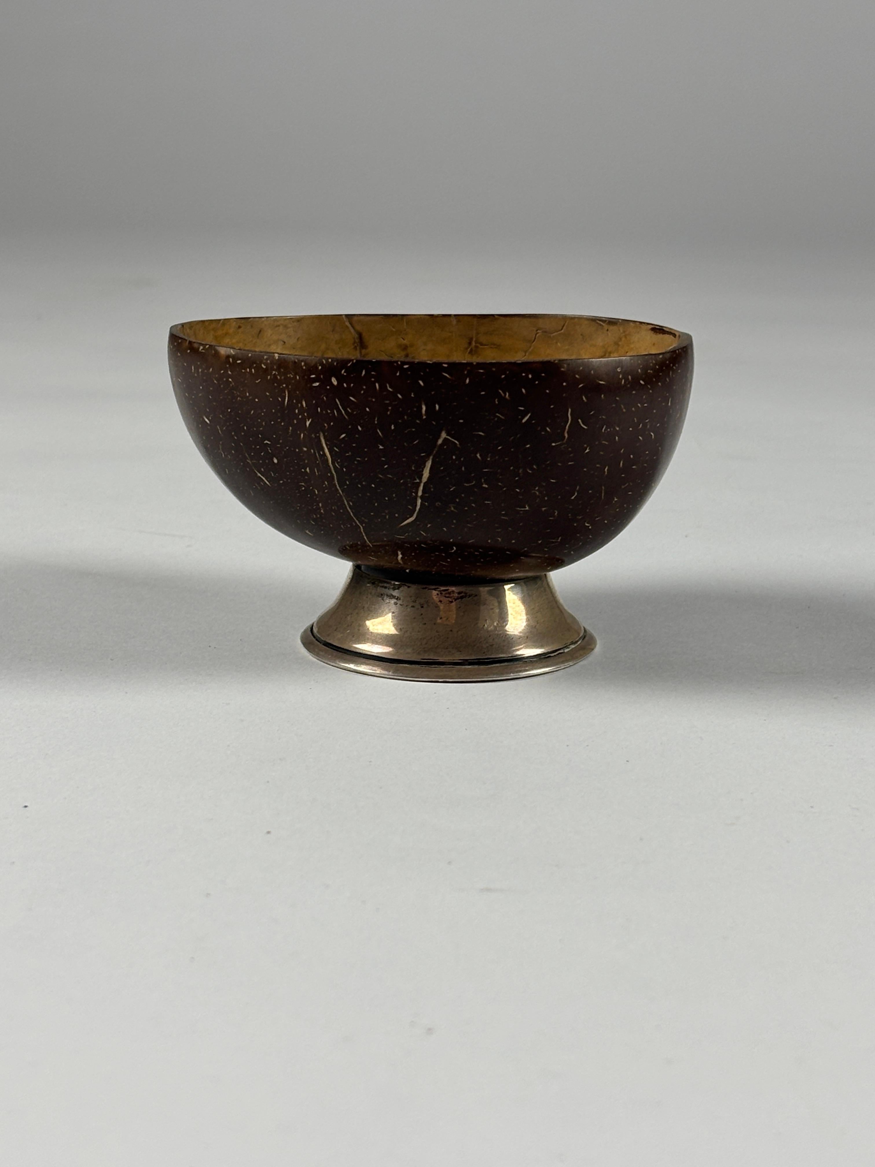 Cuenco de coco montado en plata de ley de principios del siglo XX en venta 3