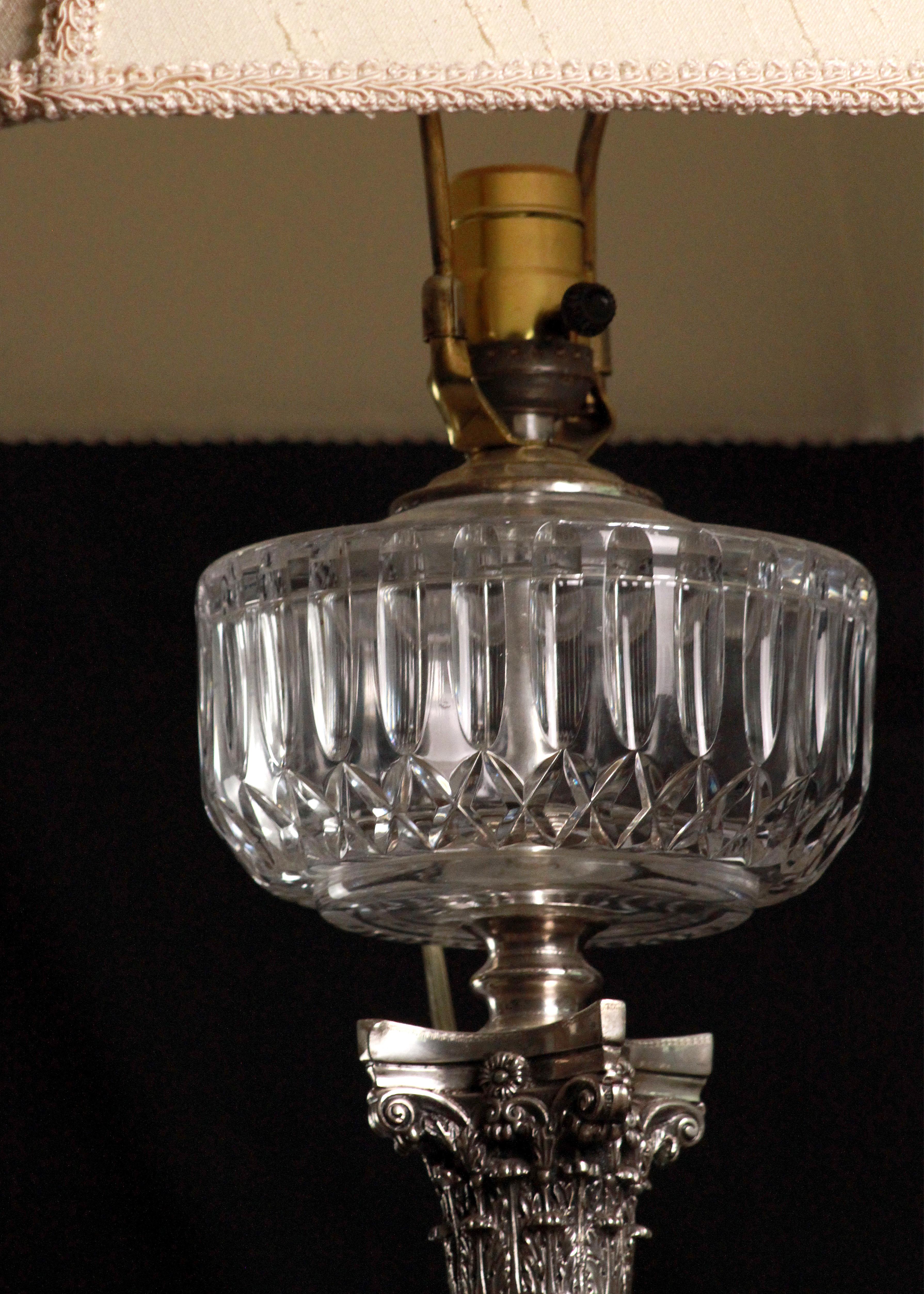 Tischlampe aus Sterlingsilber des frühen 20. Jahrhunderts von Hamilton & Inches, Ltd. (Gehämmert) im Angebot