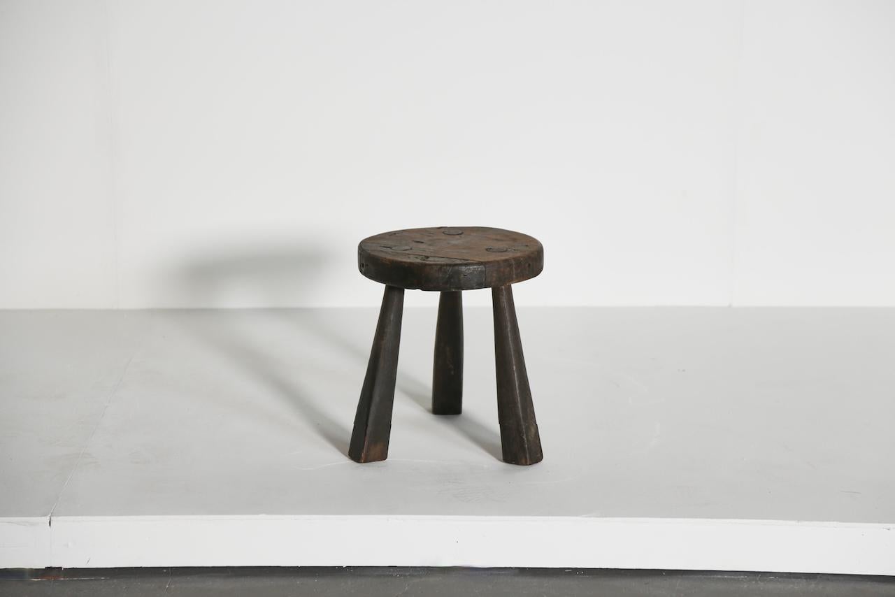 Tabouret en pin unique du début du 20e siècle, France.   Ton, patine et forme superbes - un précurseur des tabourets ultérieurs de Charlotte Perriand et Axel Einar Hjorth.   Expédition rapide dans le monde entier.



