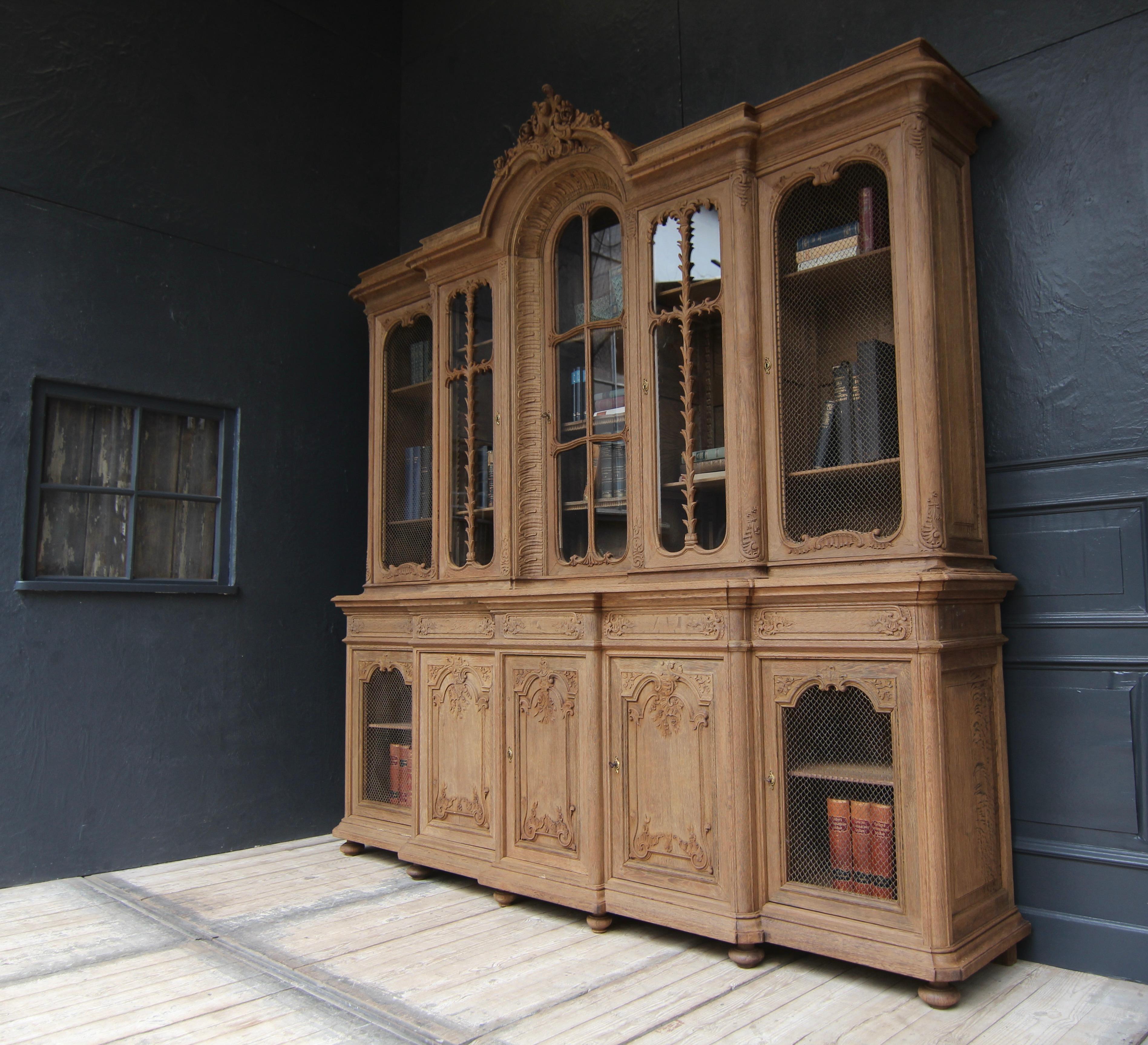 Early 20th Century Stripped Oak Bookcase In Good Condition For Sale In Dusseldorf, DE