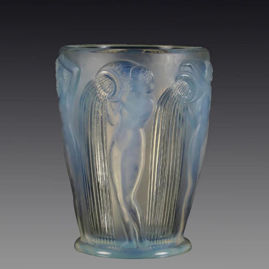 Magnifique vase en verre opalescent Art déco français du début du 20e siècle, avec des figures décoratives en relief représentant les filles de Danaüs debout en train de verser de l'eau d'un récipient. Excellente couleur bleu ciel et très beaux