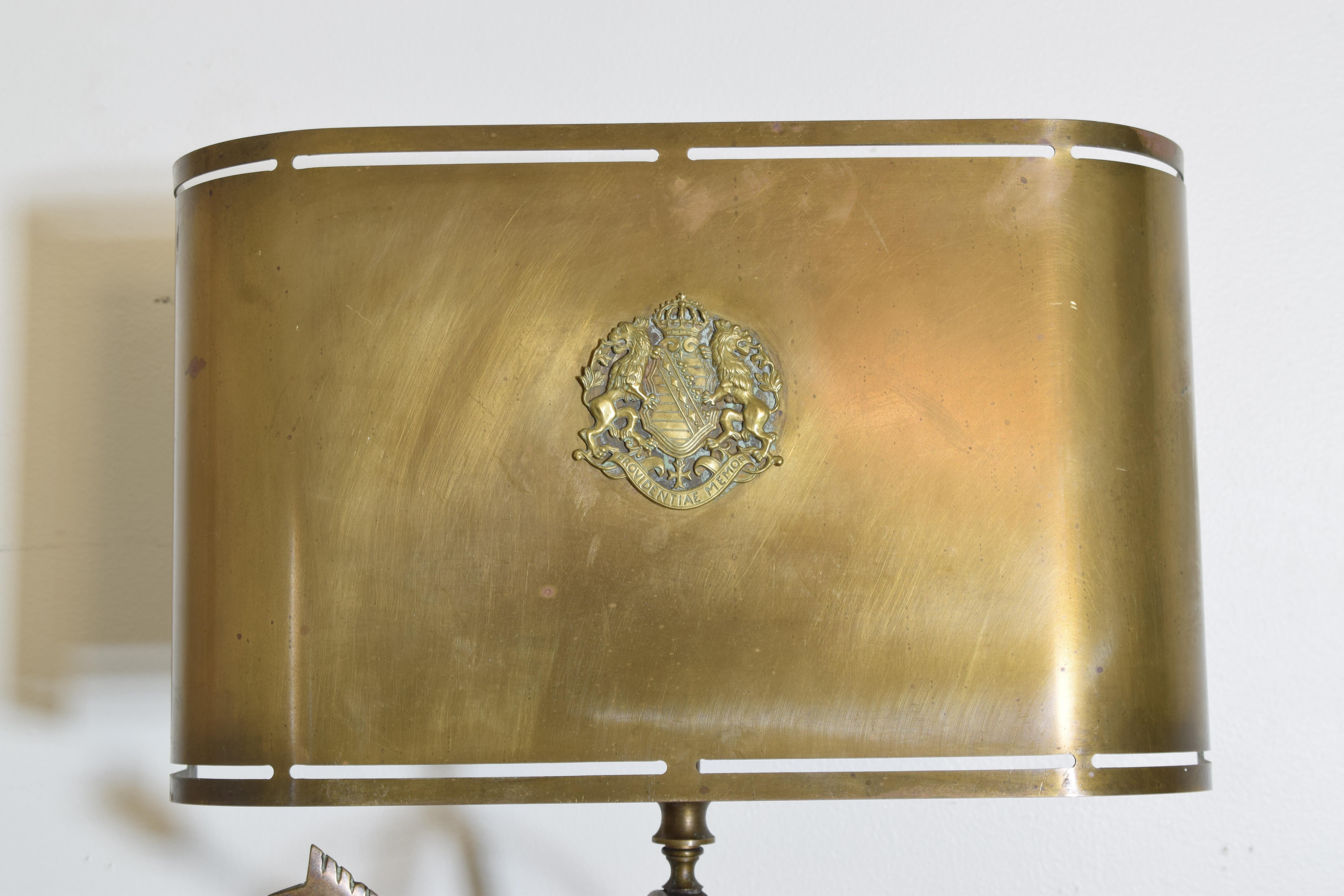 20ième siècle Lampe de cadran solaire du début du 20e siècle avec un abat-jour en laiton aux armoiries héraldiques