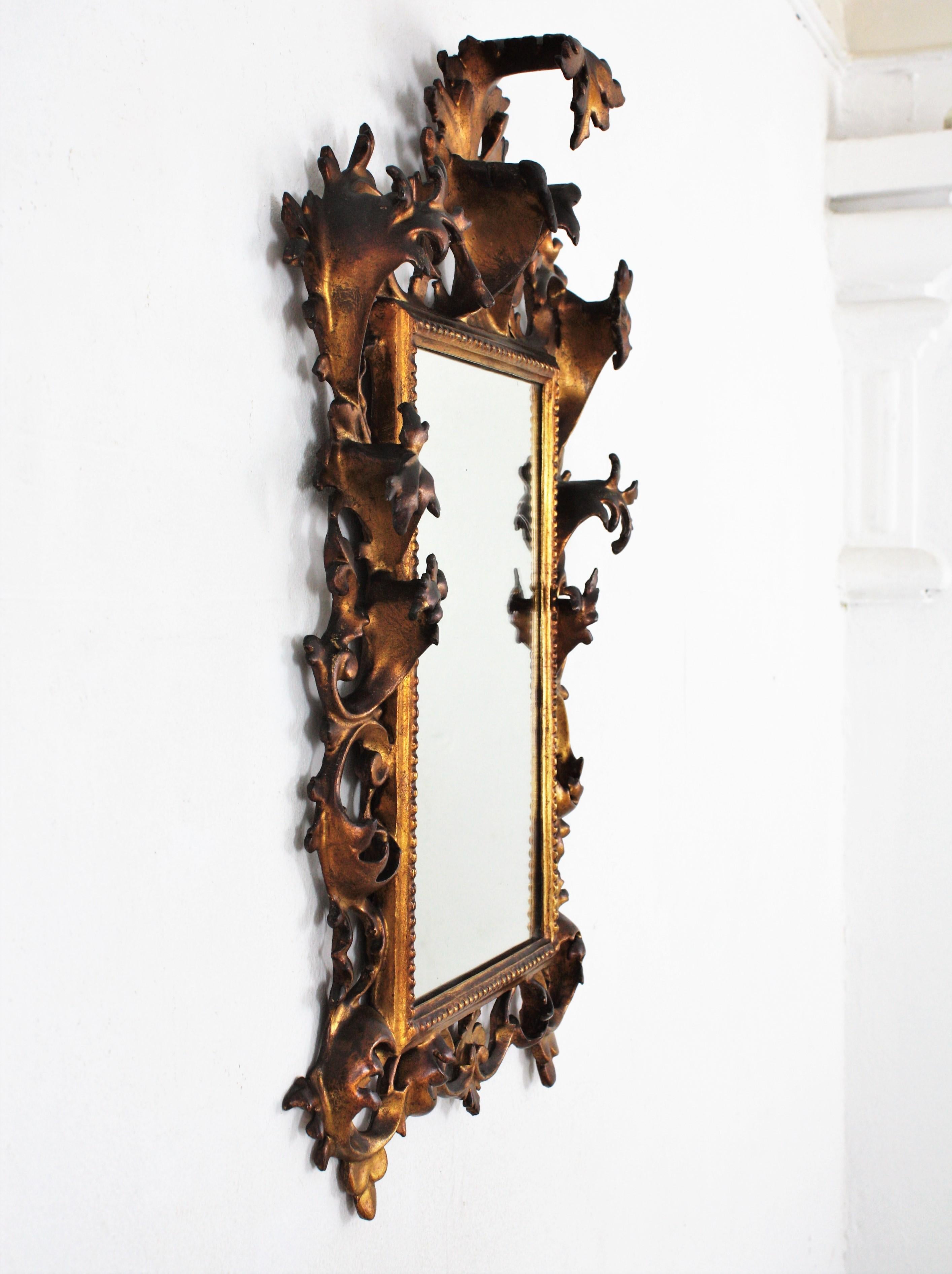 Early 20th Century Carved Giltwood Rococo Mirror with Crest In Good Condition For Sale In Barcelona, ES