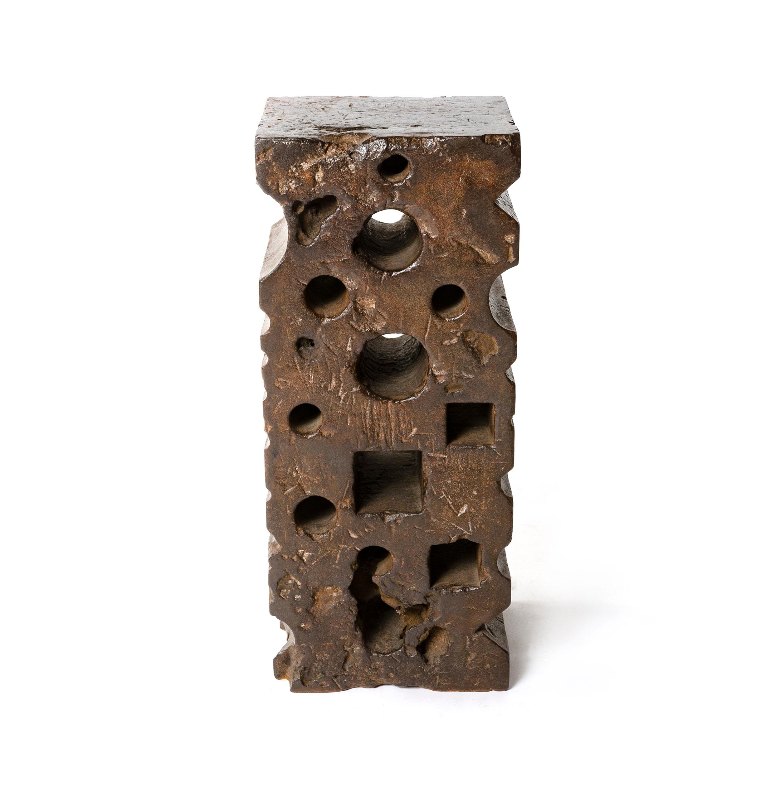 A vertical cast iron swage block.