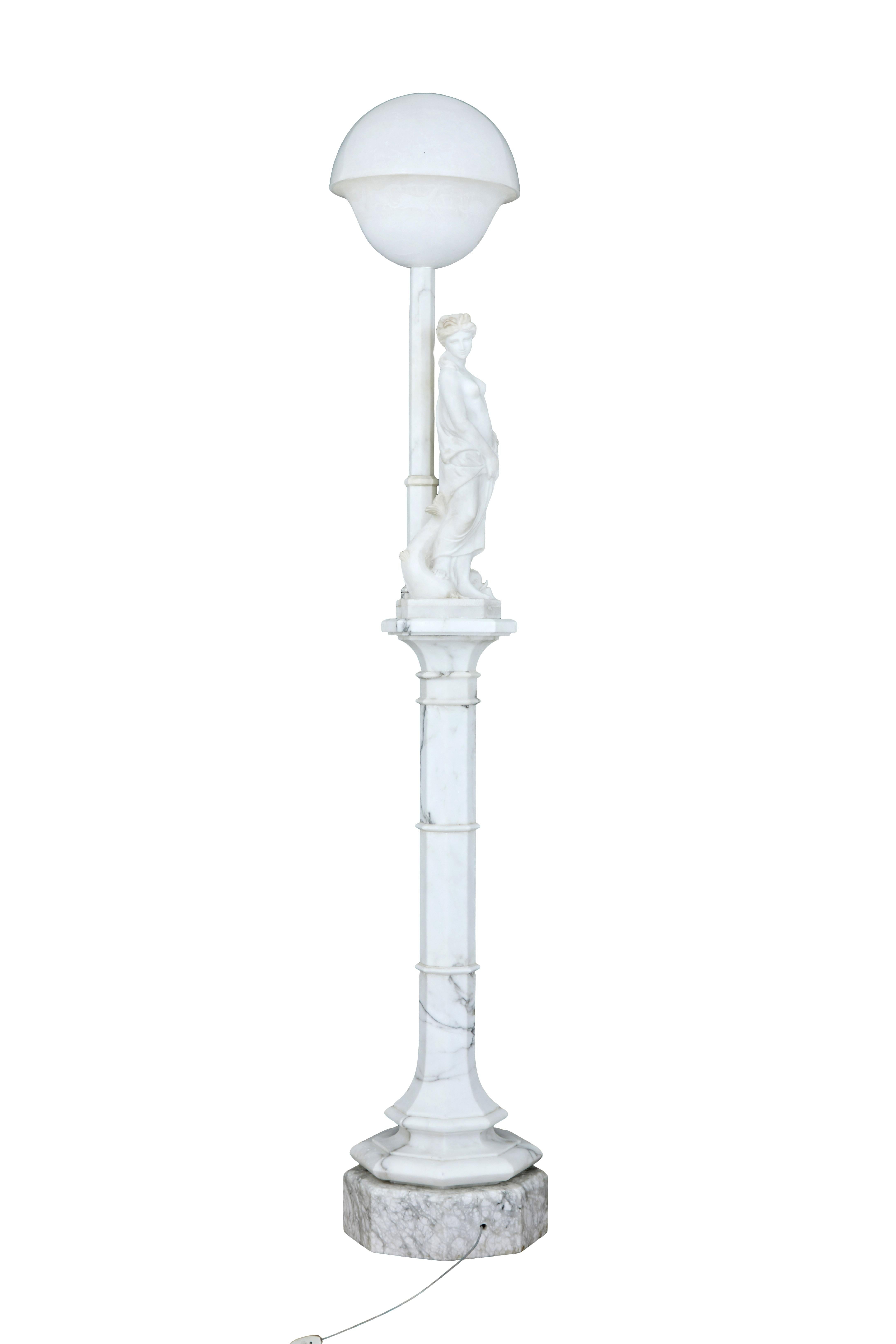 Eine hochdekorative schwedische Alabaster-Figurenlampe des frühen 20. Jahrhunderts, eine weibliche Figur im Gewand mit einem mythischen Meerestier zu ihren Füßen und einer großen Lichtkuppel über ihr, getragen von einer sehr verzierten achteckigen