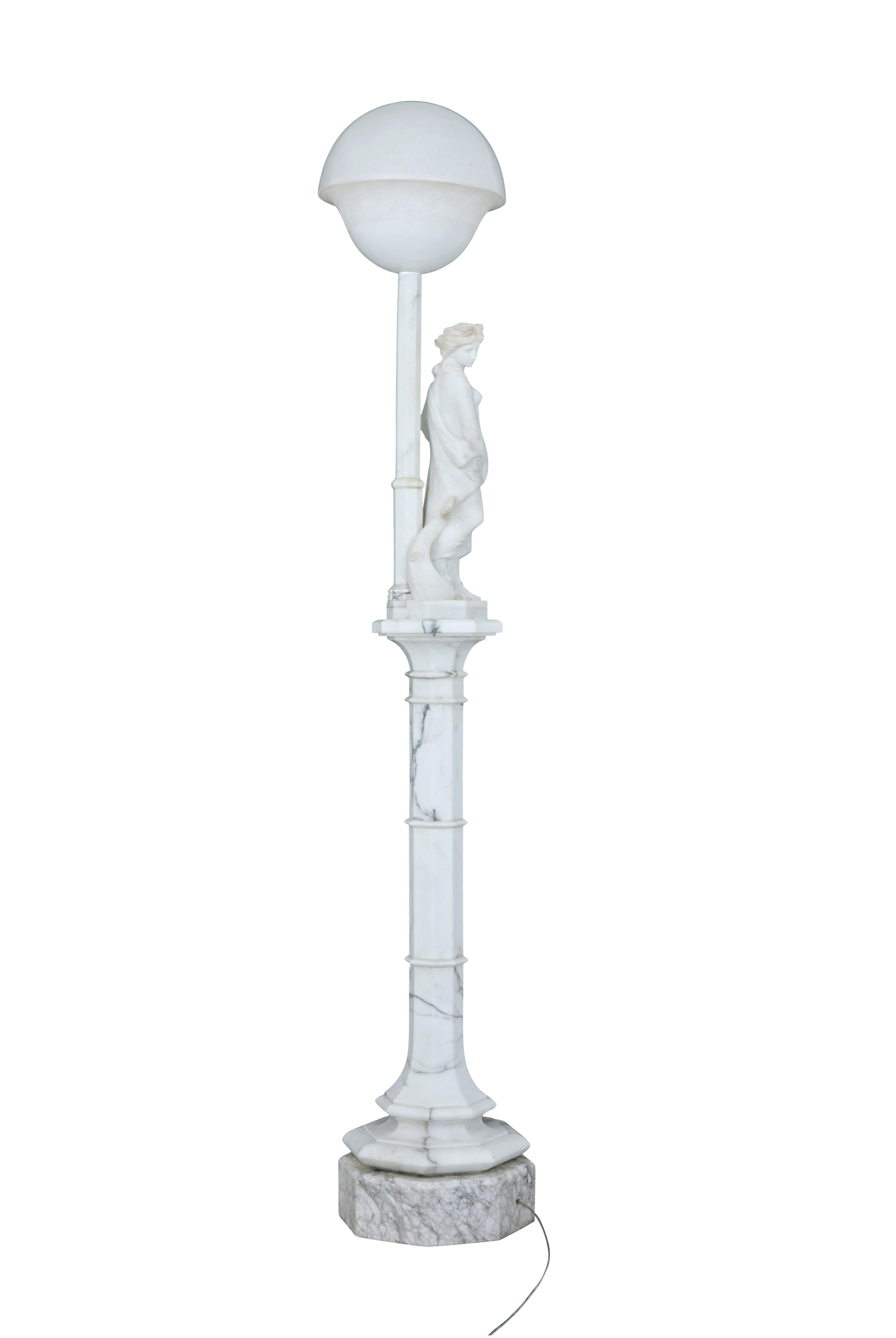 Art nouveau Lampe figurative suédoise en albâtre du début du 20e siècle en vente