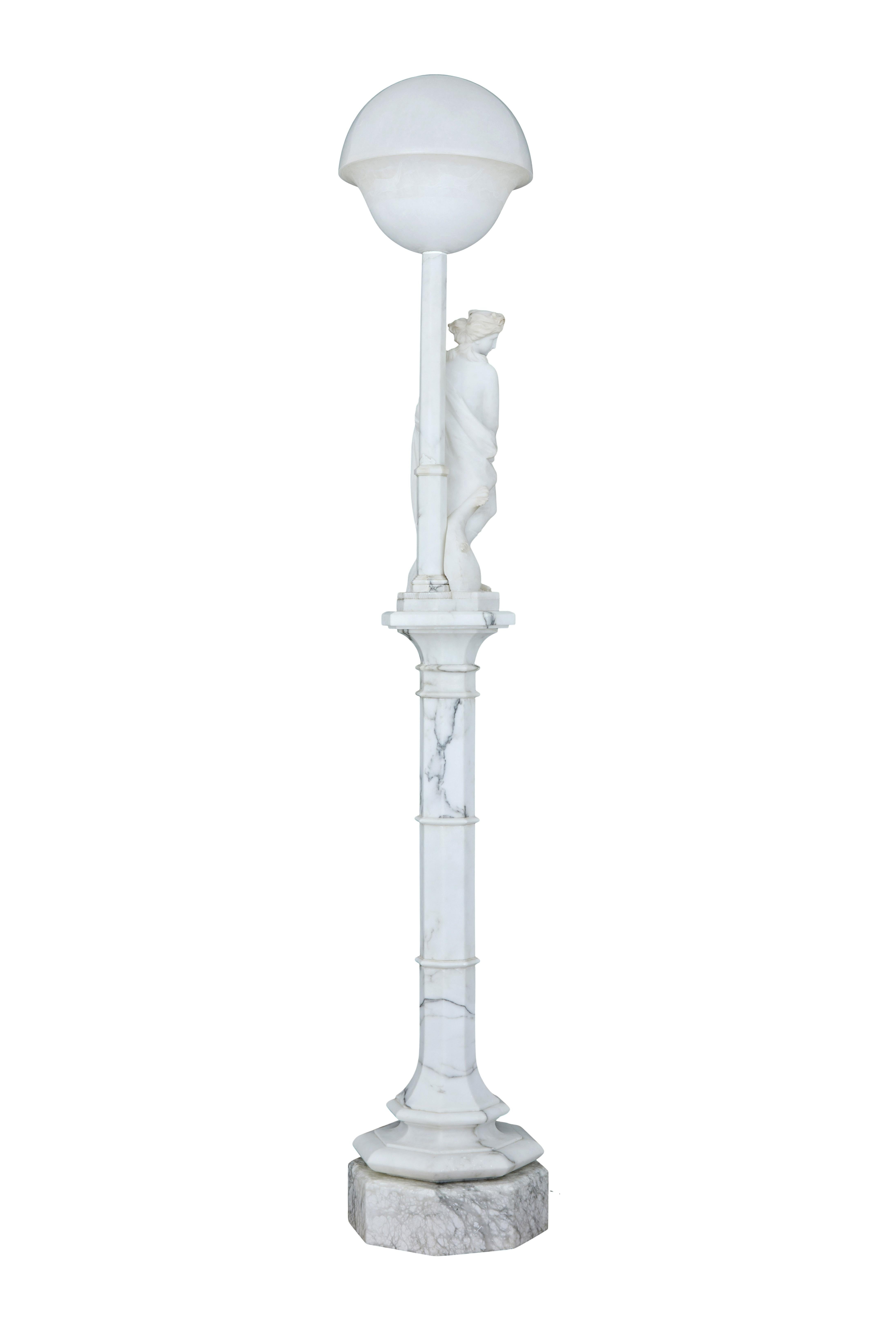 Schwedische figurale Lampe aus Alabaster des frühen 20. Jahrhunderts im Zustand „Gut“ im Angebot in Martlesham, GB