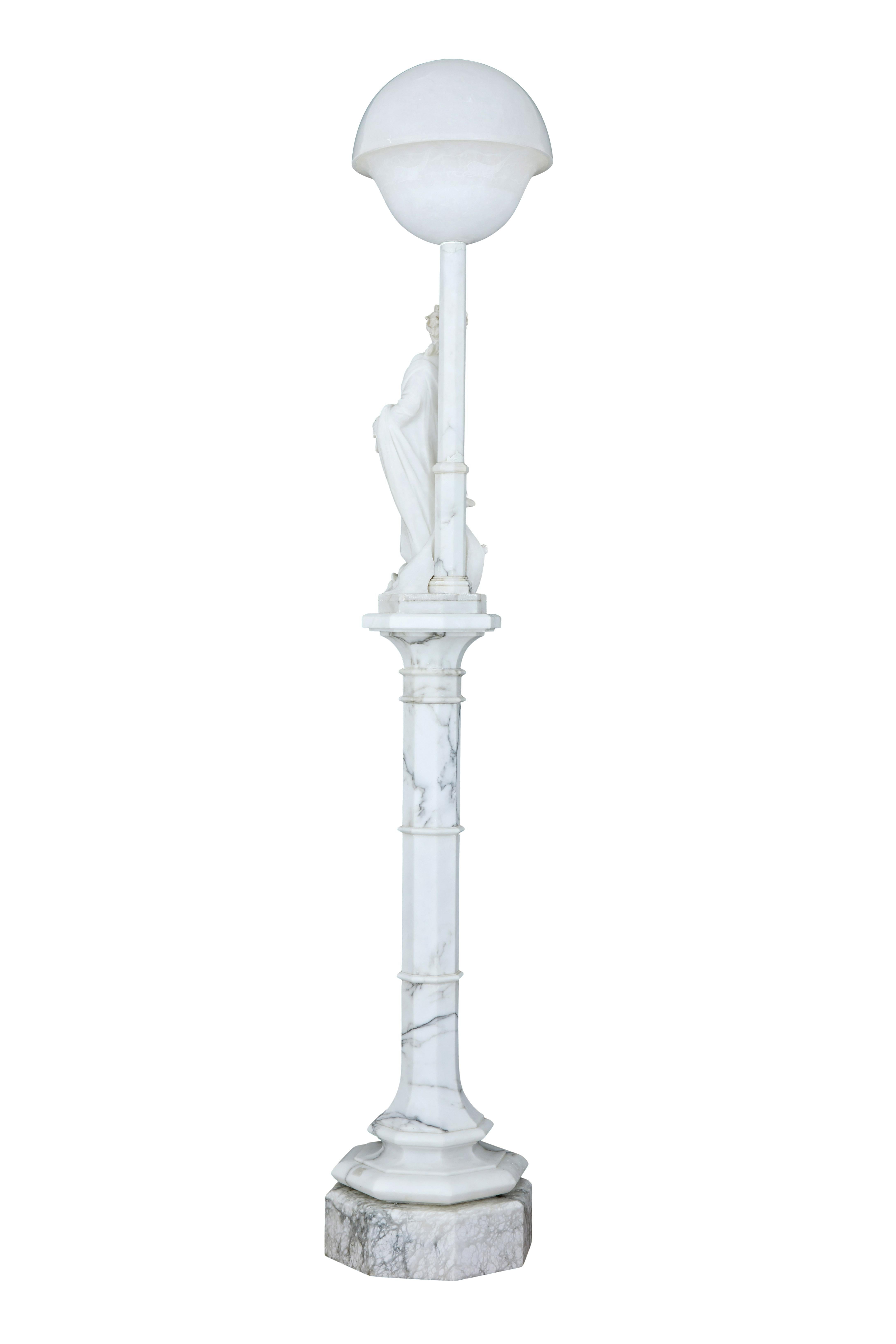 Schwedische figurale Lampe aus Alabaster des frühen 20. Jahrhunderts (Frühes 20. Jahrhundert) im Angebot