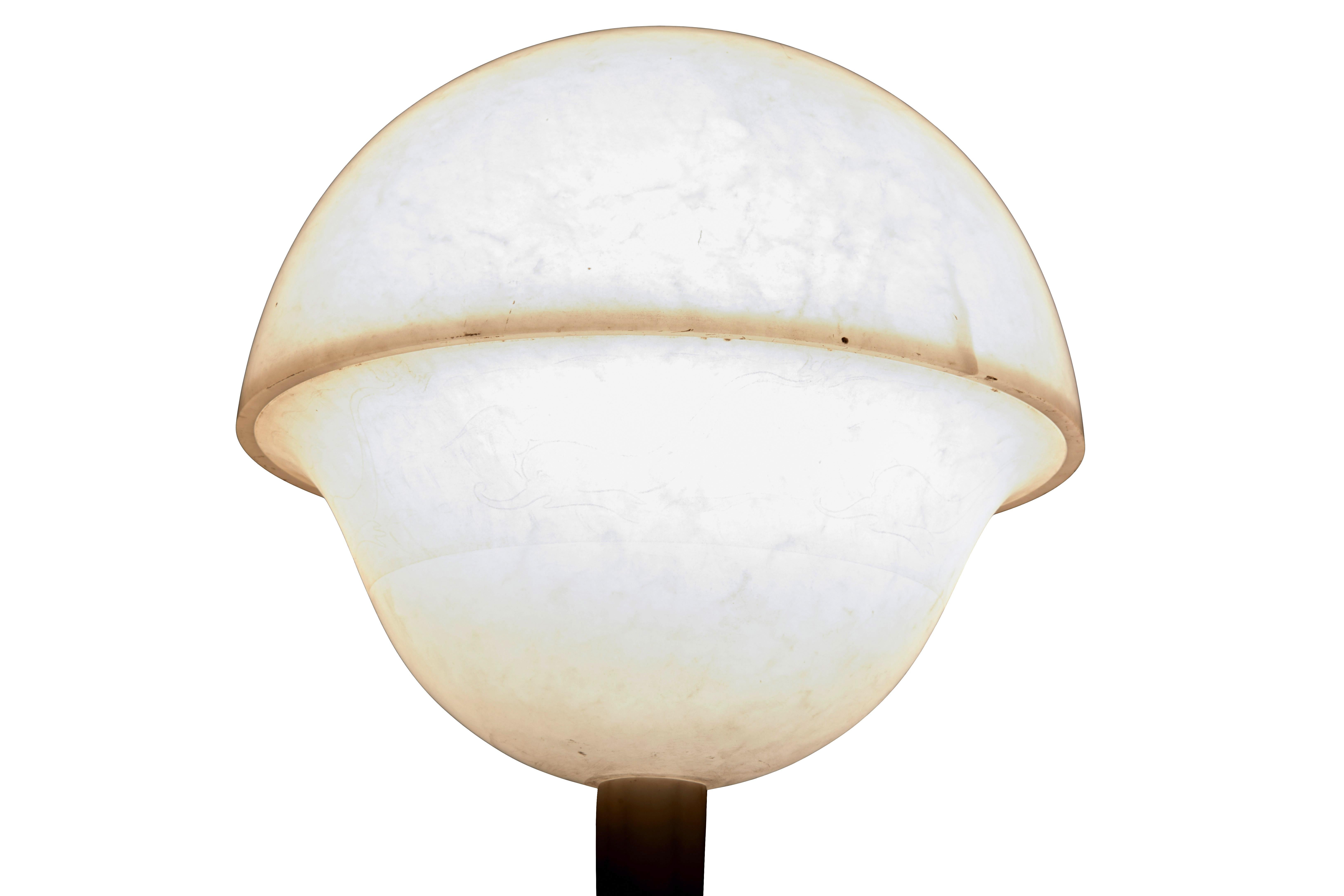 Lampe figurative suédoise en albâtre du début du 20e siècle en vente 2