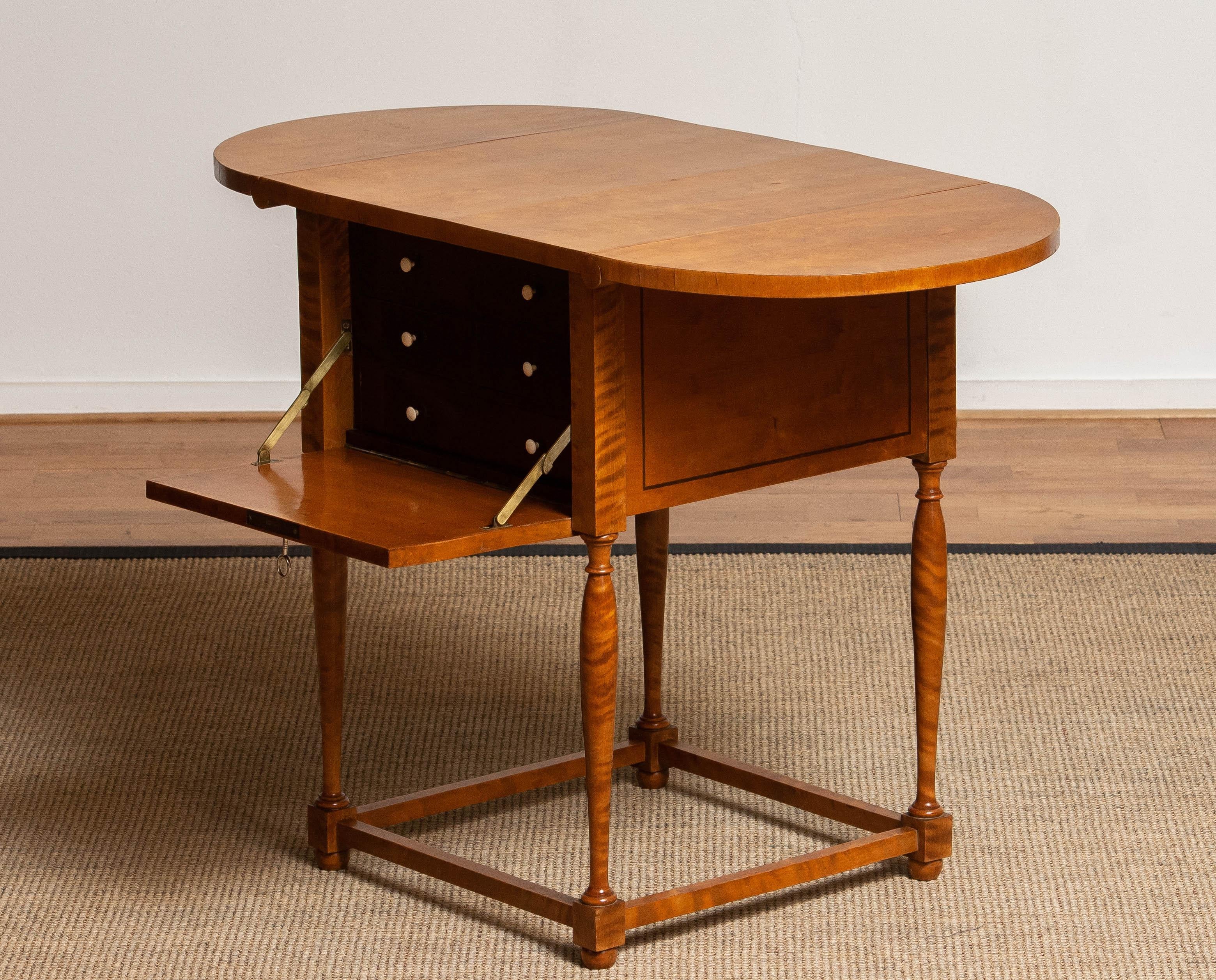 Early 20th Century Swedish Birch Drop-Leaf Pembroke Drawer Table For Sale 5