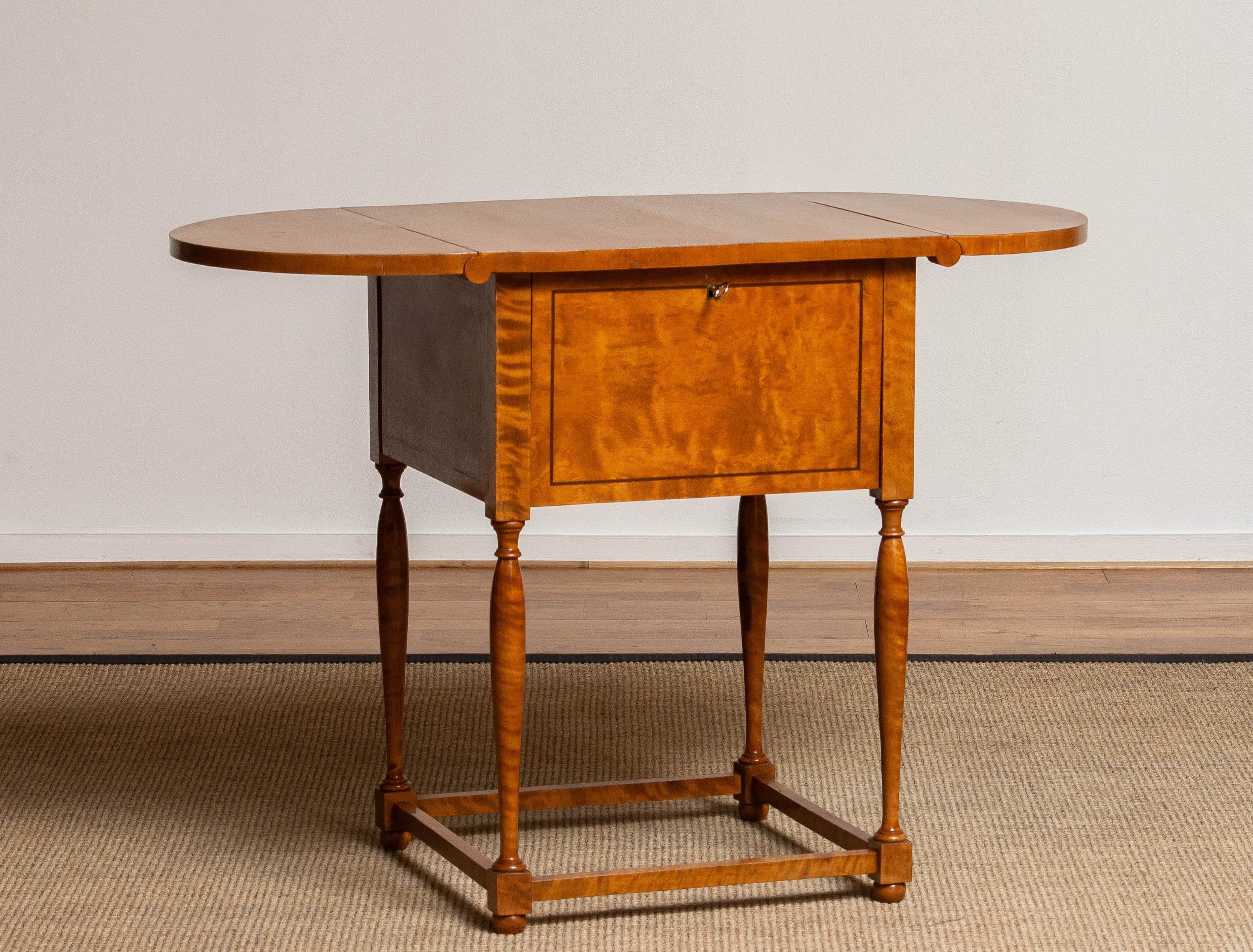 Beautiful end 19th early 20th century drop-leaf Pembroke work / game / tea table in birch with secretaire and behind five drawers and with left and right hand flaps made in Sweden.
Measurement when opened; 100 cm or 40 inches.
In overall good