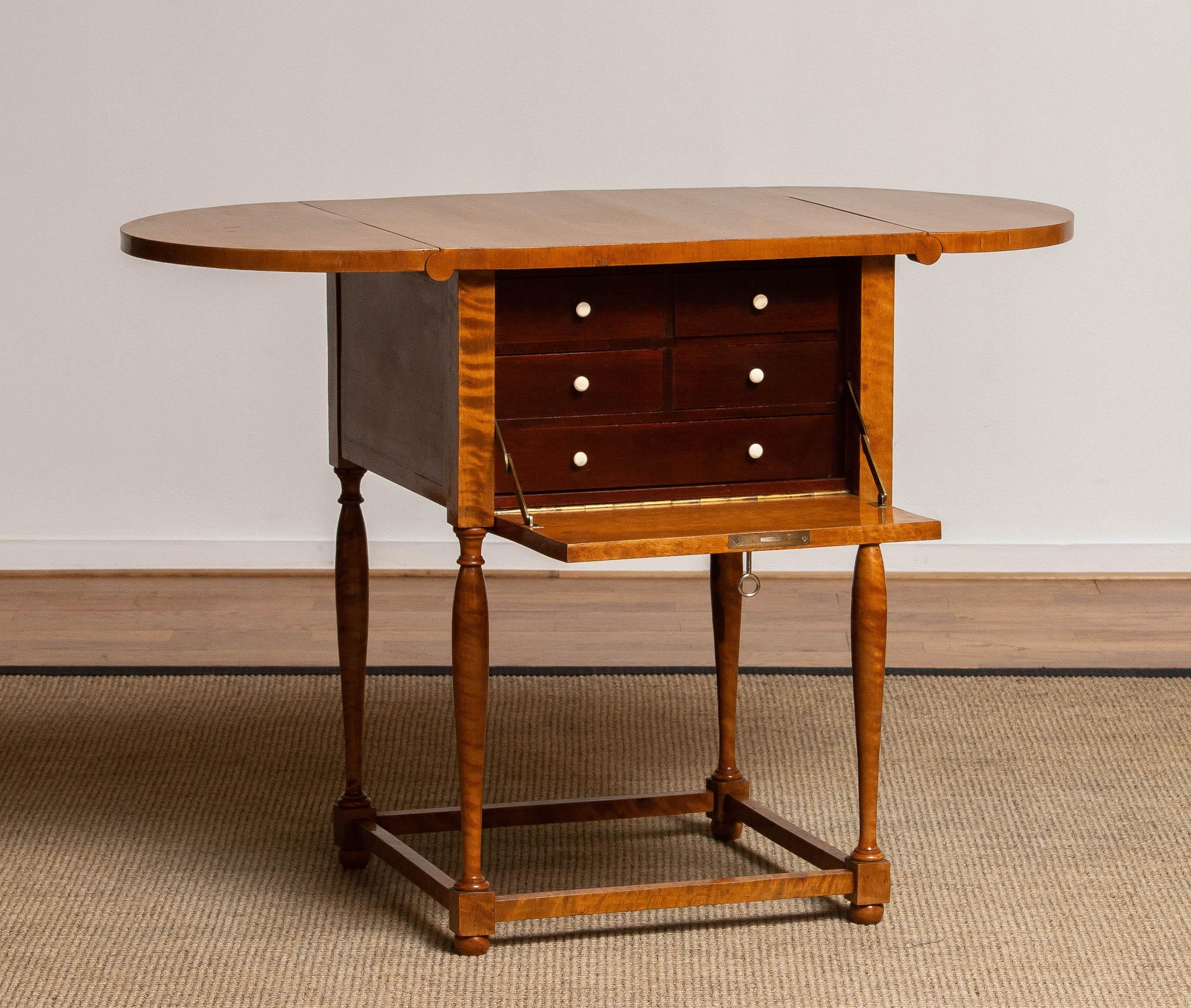 Biedermeier Early 20th Century Swedish Birch Drop-Leaf Pembroke Drawer Table For Sale