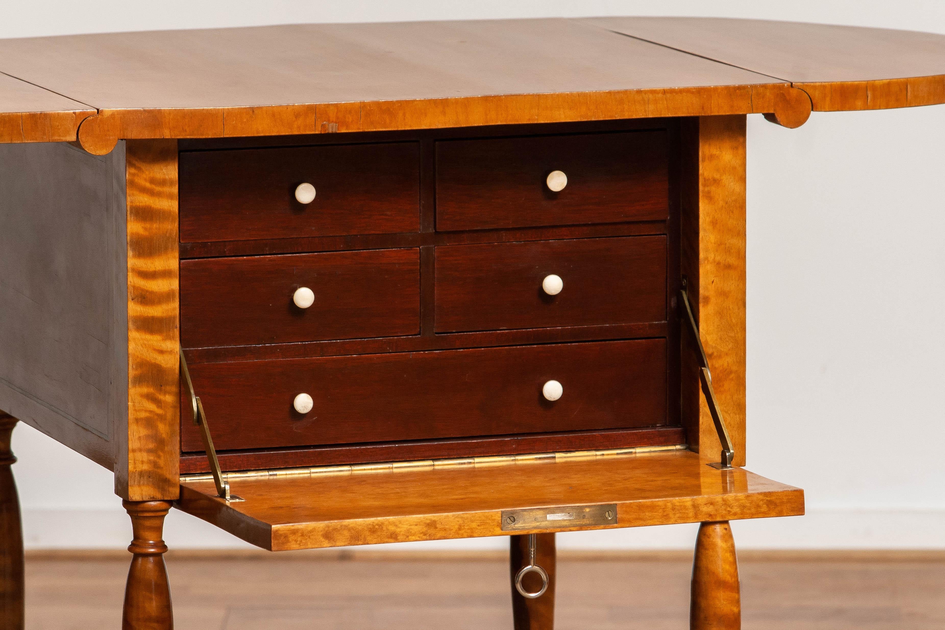 Early 20th Century Swedish Birch Drop-Leaf Pembroke Drawer Table In Good Condition For Sale In Silvolde, Gelderland