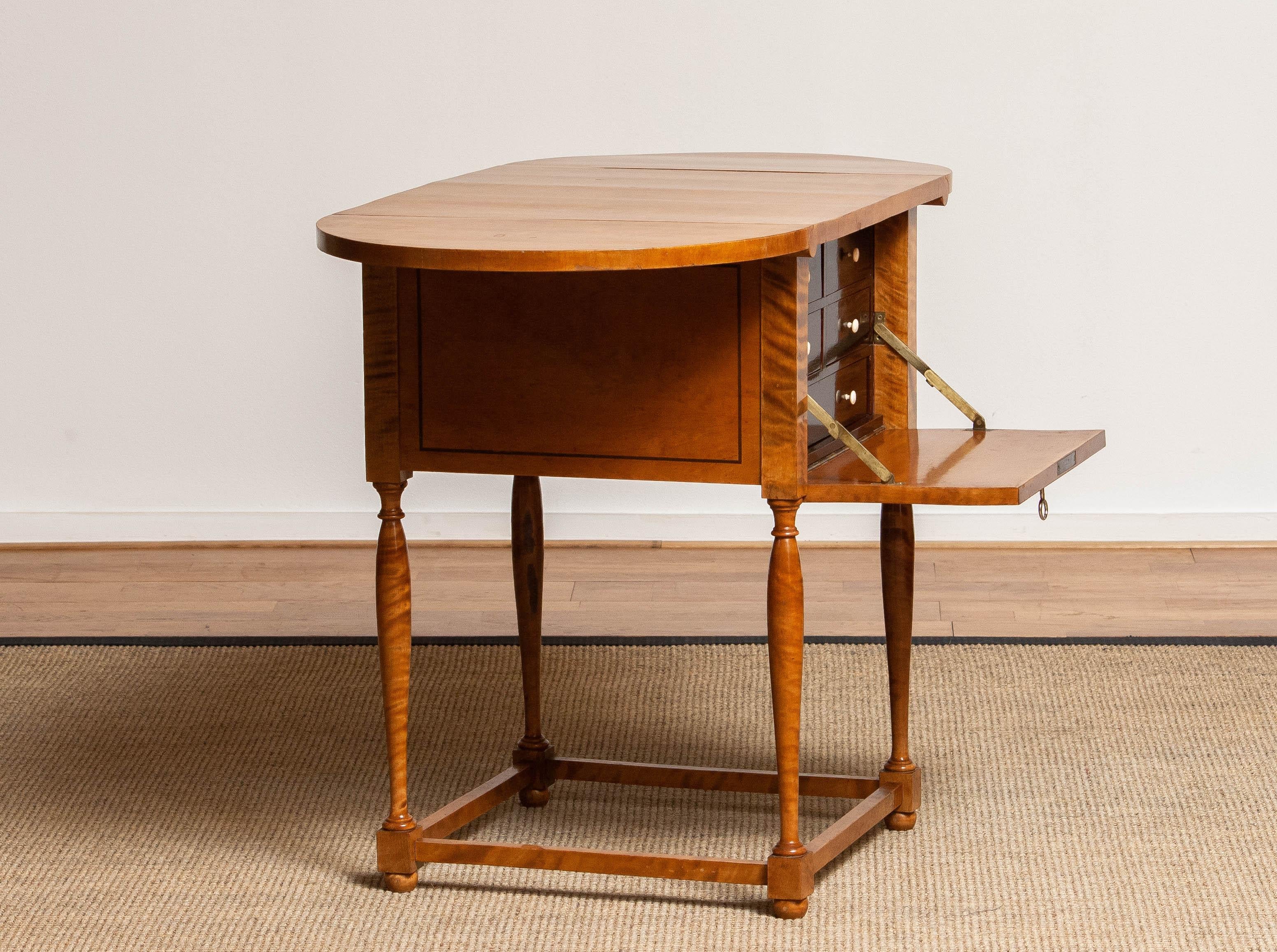Early 20th Century Swedish Birch Drop-Leaf Pembroke Drawer Table For Sale 1