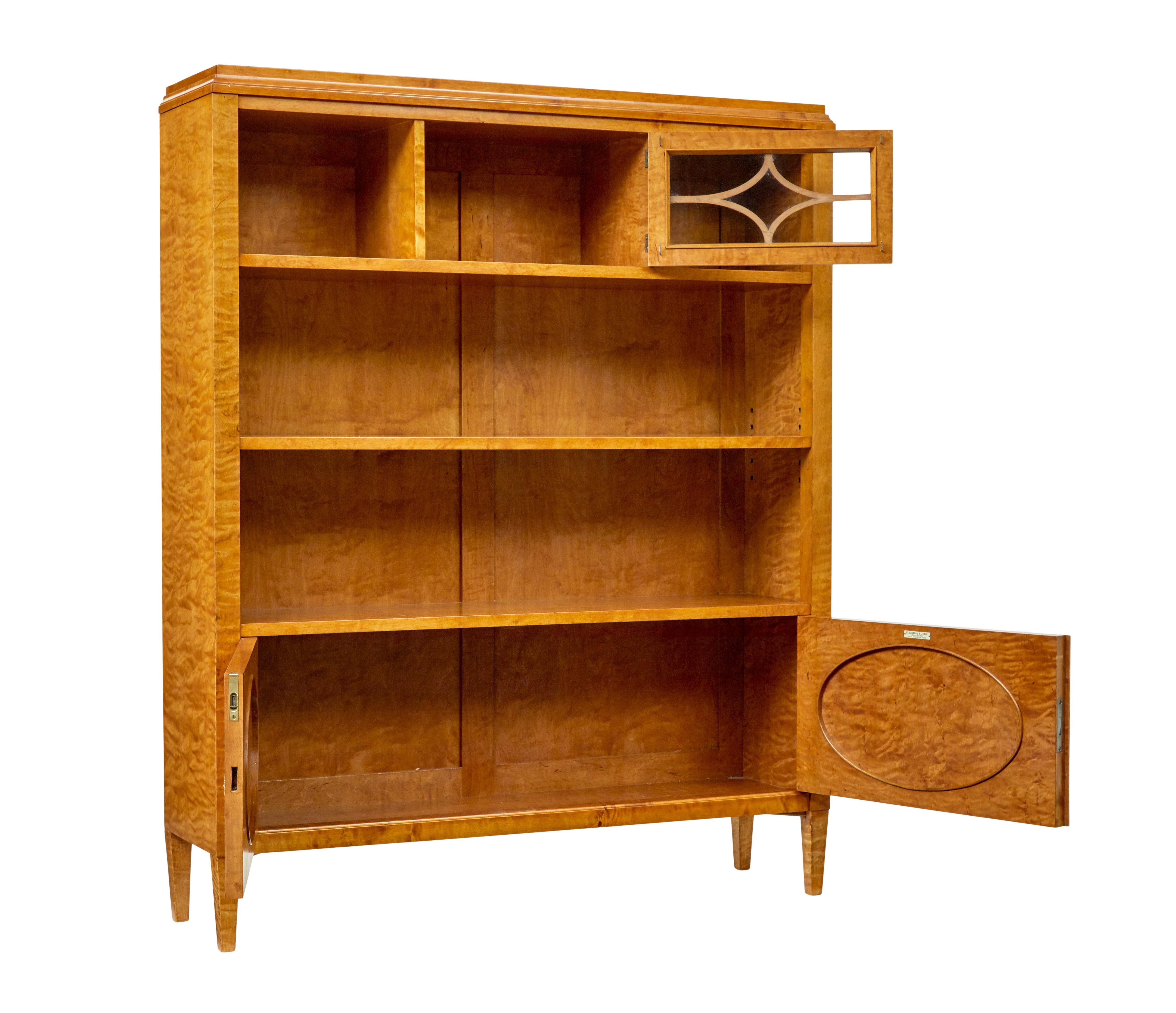 Schwedischer Bücherschrank aus dem frühen 20. Jahrhundert von Sandberg & Co um 1910.

Hochwertiger 1-teiliger Bücherschrank von der schwedischen Möbelmanufaktur Sandberg aus Linköping.

Abgestufte Oberfläche mit einem zentralen verglasten Schrank