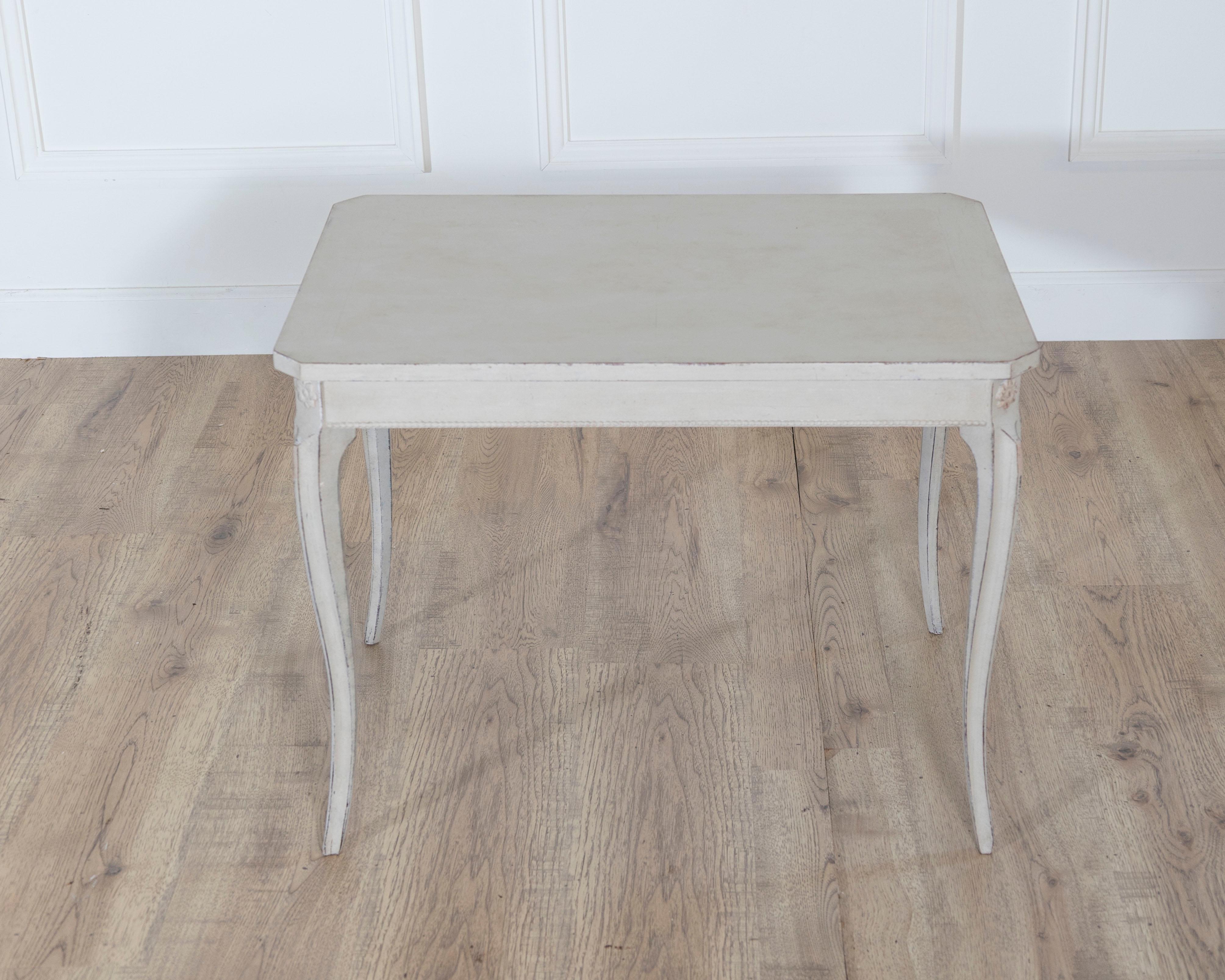 Charming Swedish coffee table from the early 20th century, showcasing the refined simplicity and balance of Scandinavian craftsmanship. The table features a finely molded rectangular top with soft, rounded edges and stands on four graceful cabriole