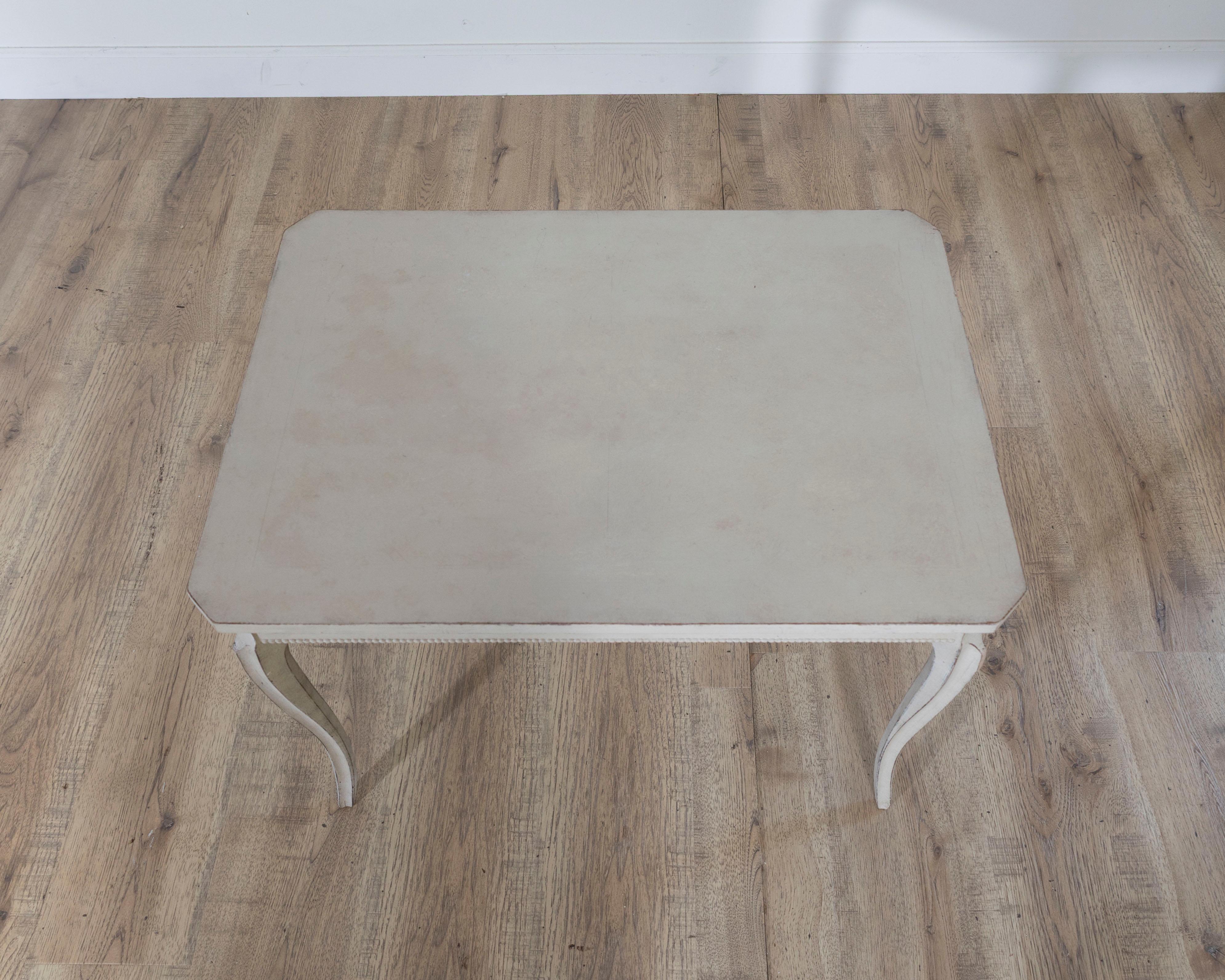 Early 20th Century Swedish Coffee Table with Graceful Cabriole Legs Sueco en venta