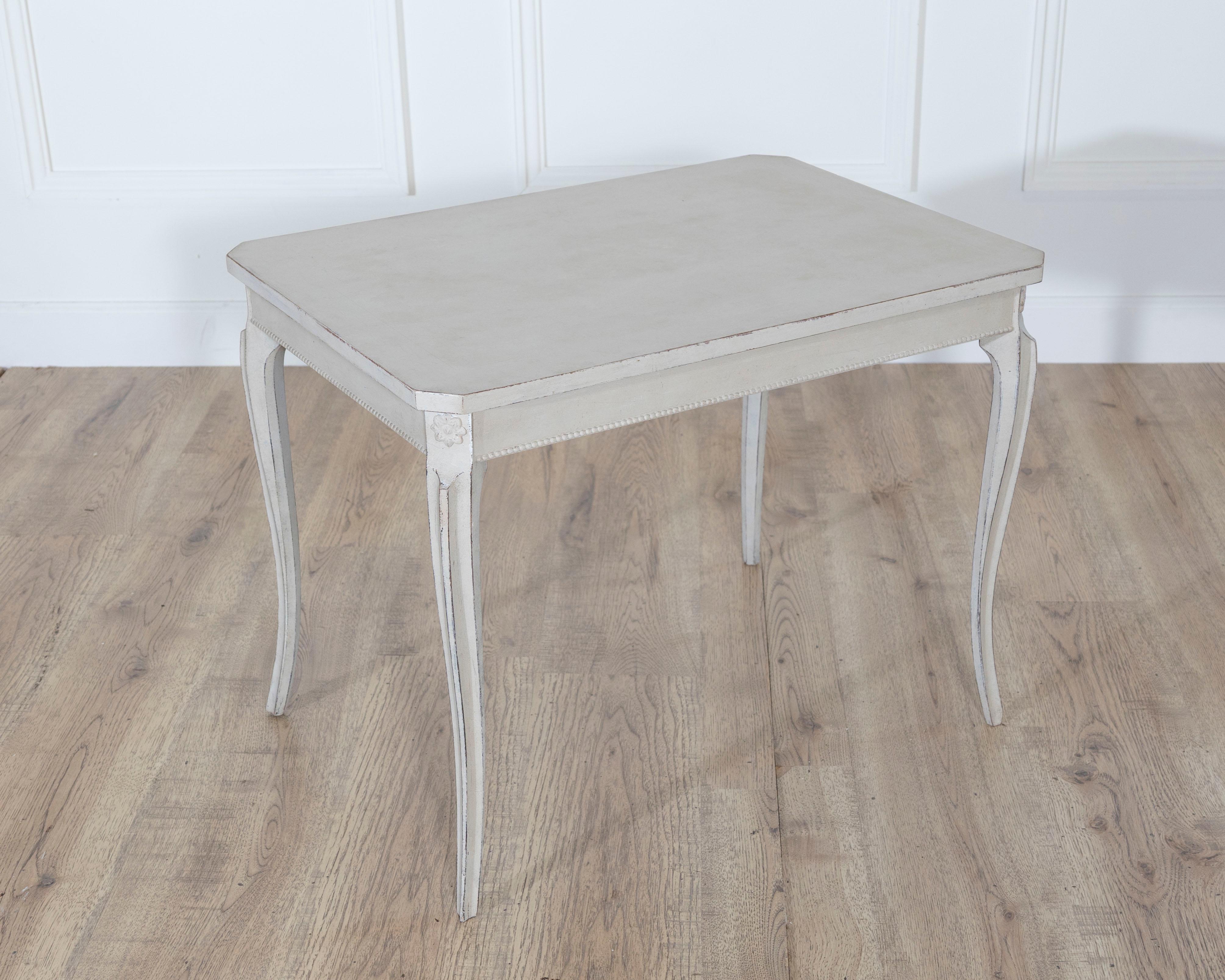 Early 20th Century Swedish Coffee Table with Graceful Cabriole Legs en Bueno estado para la venta en Atlanta, GA