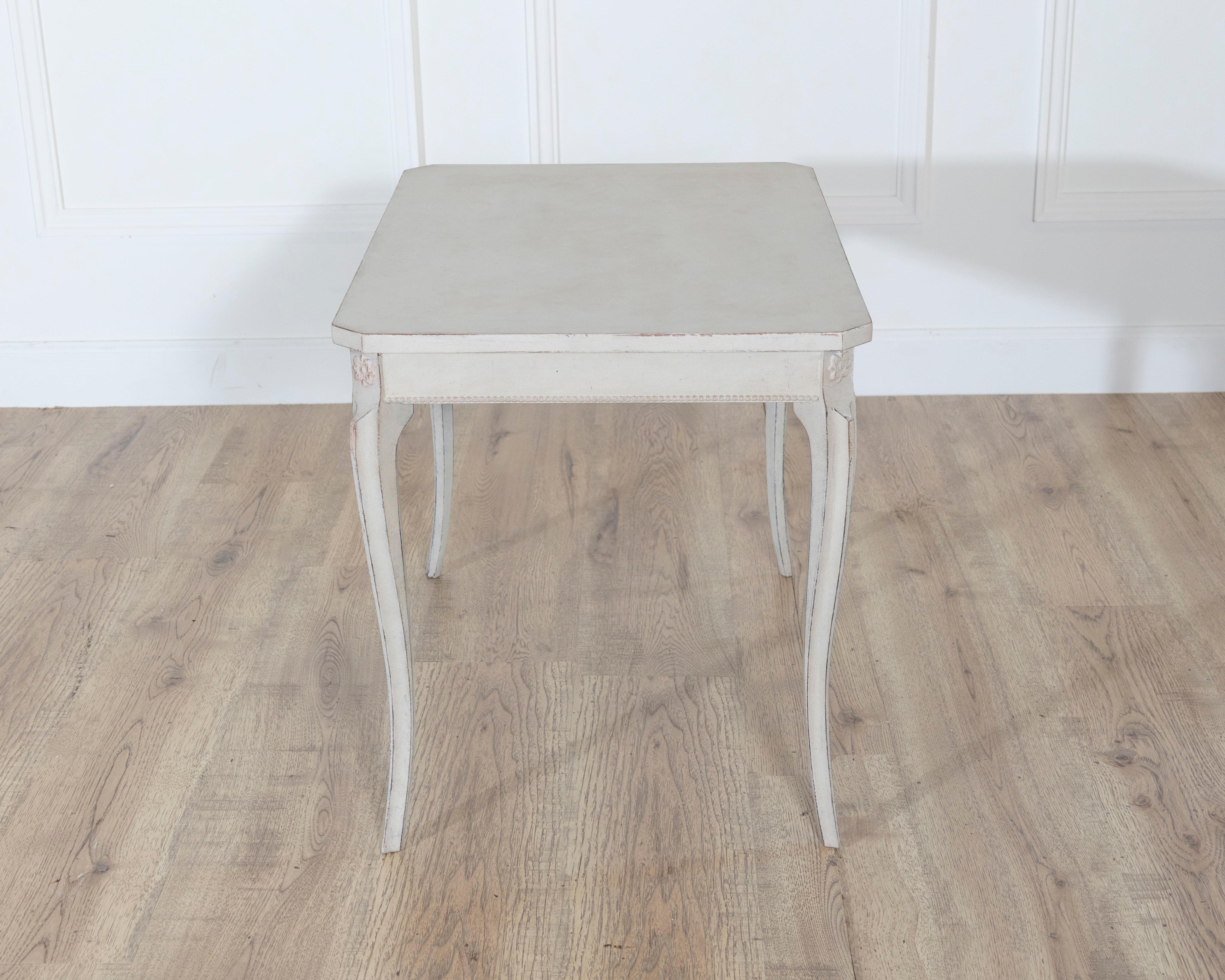 Early 20th Century Swedish Coffee Table with Graceful Cabriole Legs siglo XX en venta