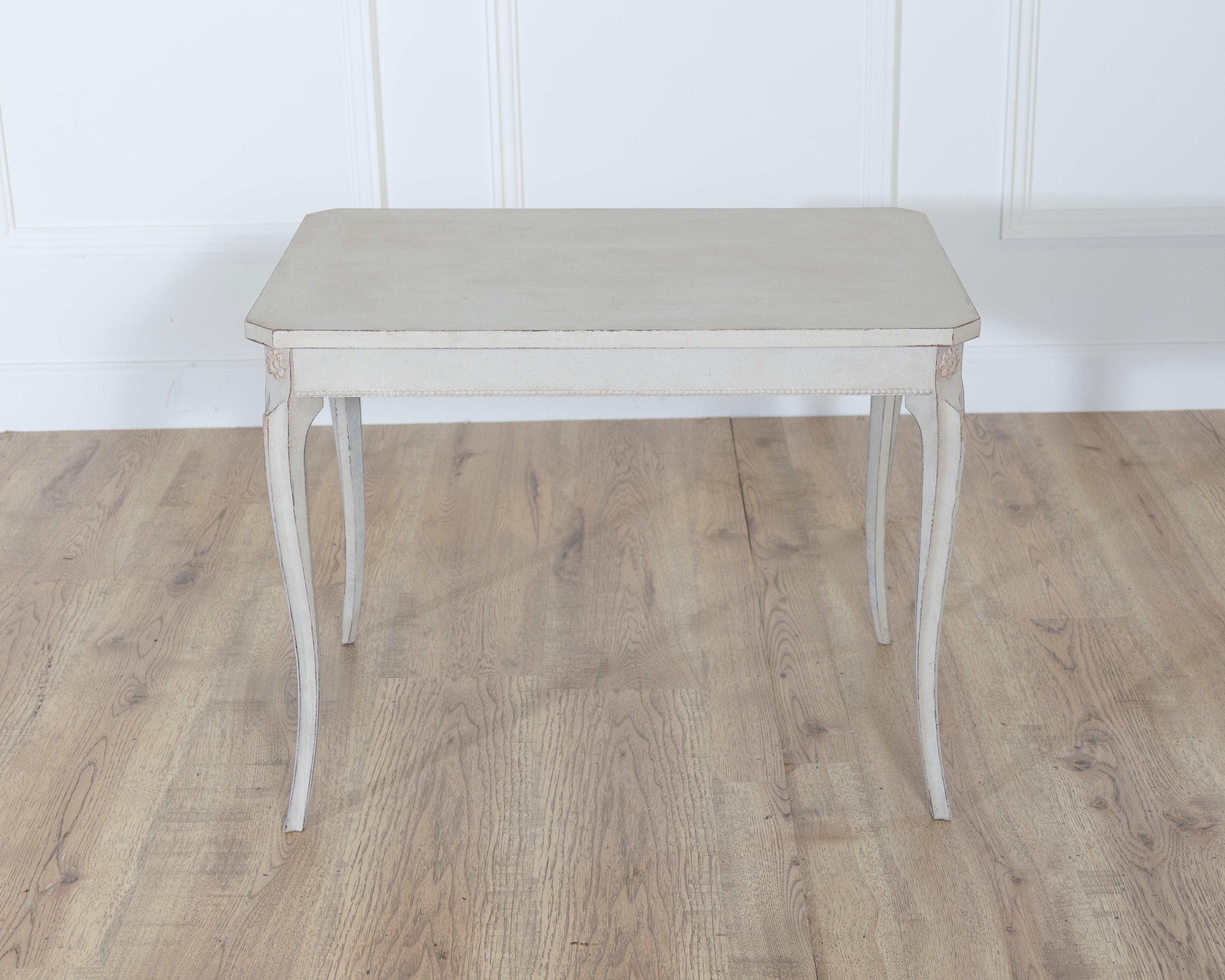 Early 20th Century Swedish Coffee Table with Graceful Cabriole Legs Pino en venta
