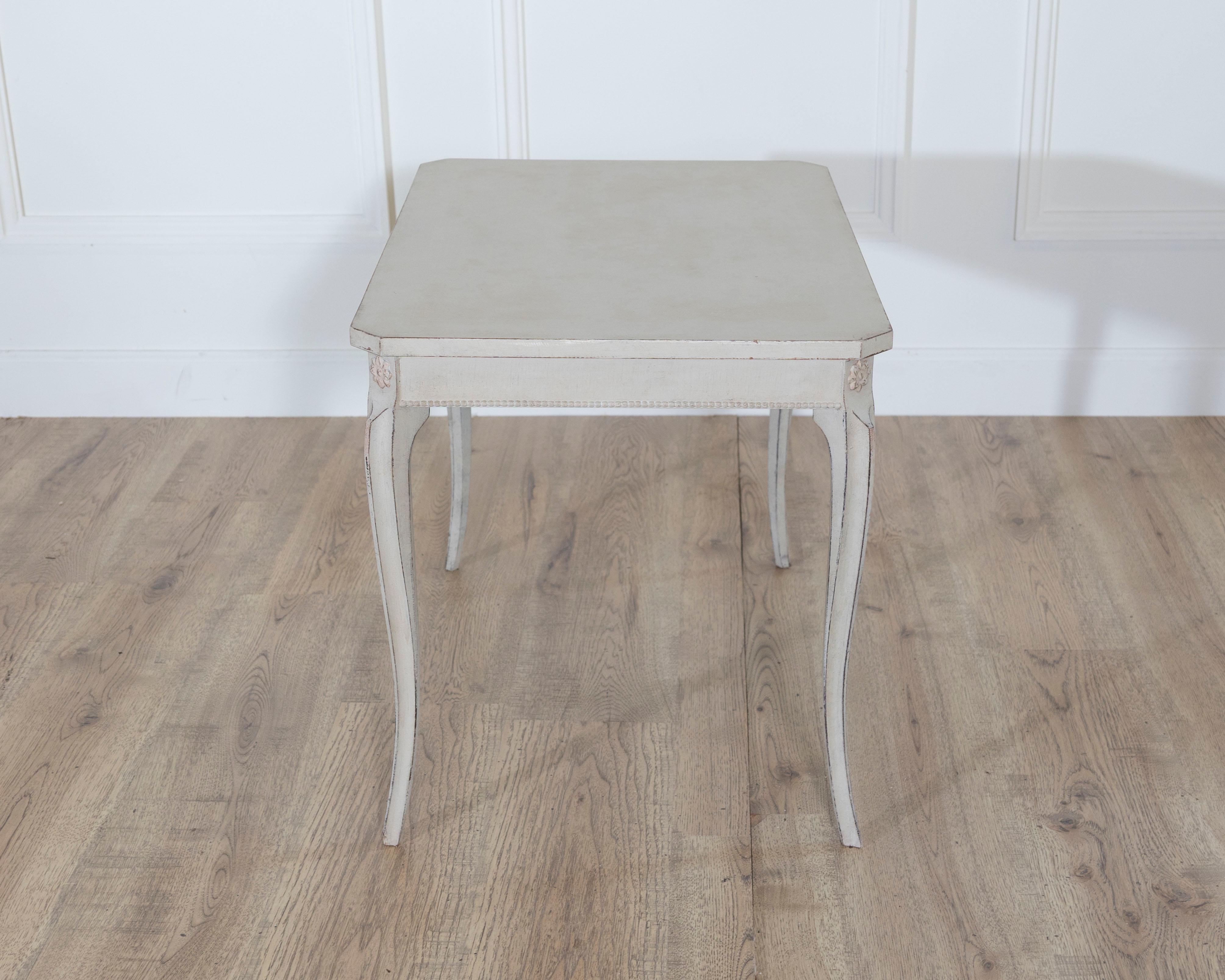 Early 20th Century Swedish Coffee Table with Graceful Cabriole Legs en venta 1