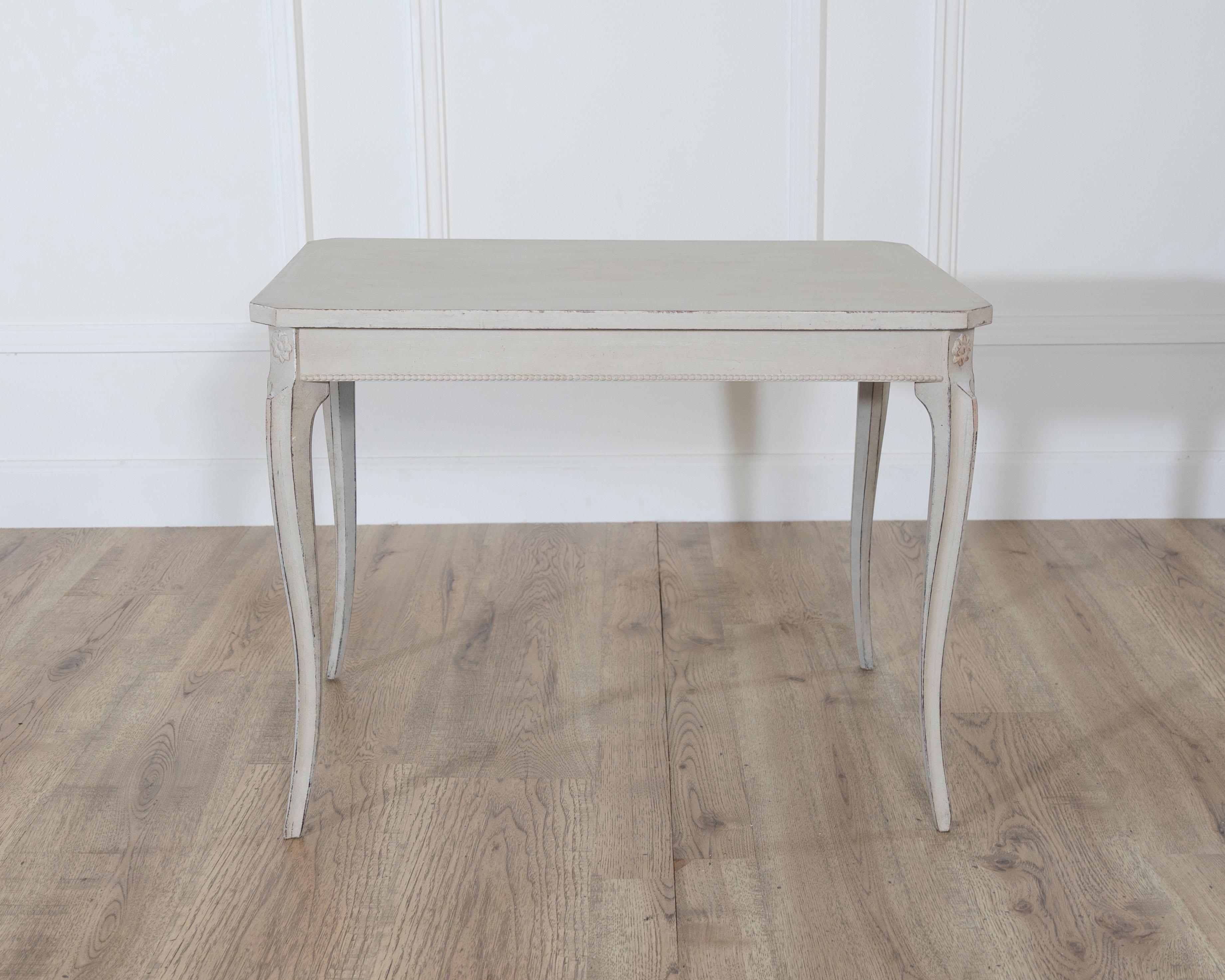 Early 20th Century Swedish Coffee Table with Graceful Cabriole Legs en venta 2