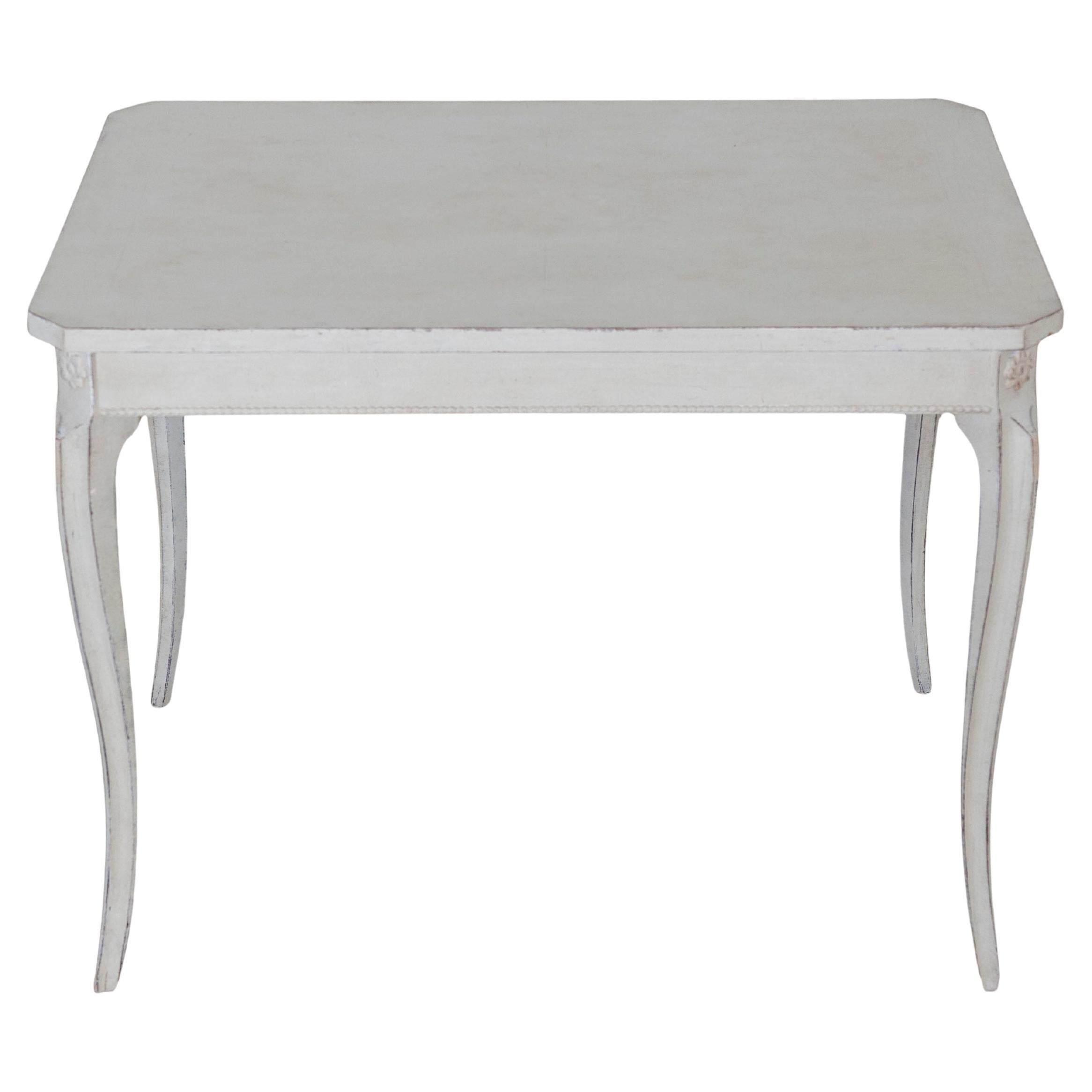 Early 20th Century Swedish Coffee Table with Graceful Cabriole Legs en venta