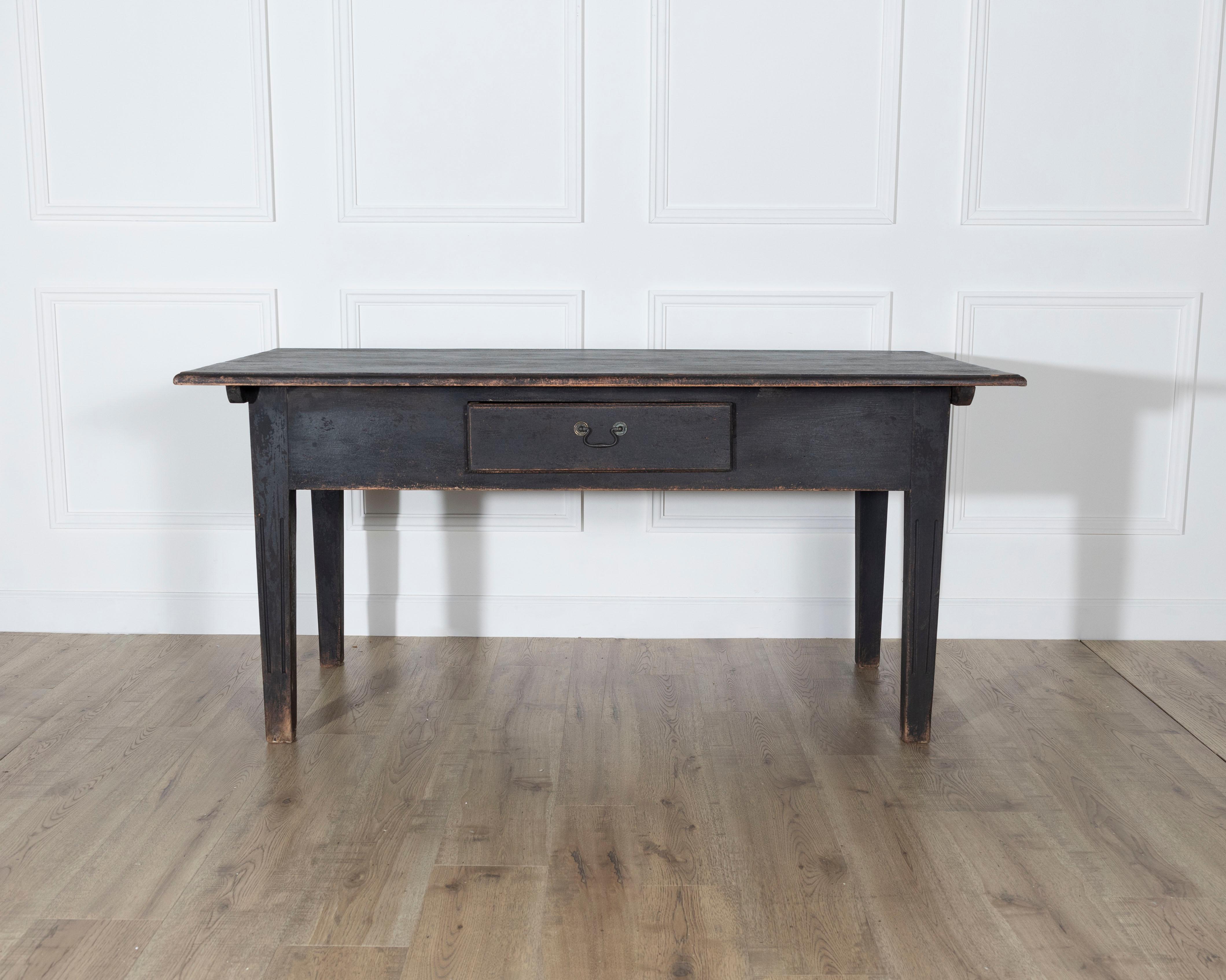 Suédois Table de cuisine en pin de campagne suédois du début du 20e siècle, en noir en vente