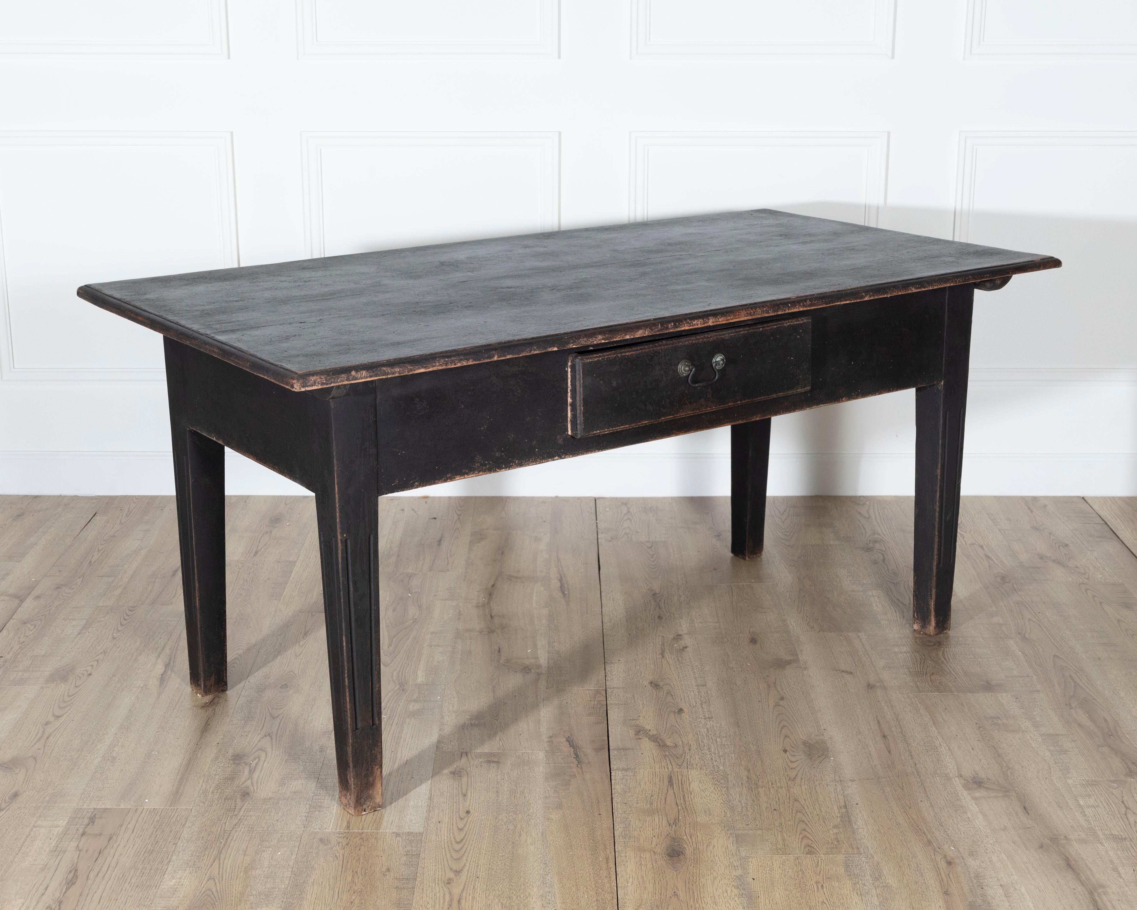 XIXe siècle Table de cuisine en pin de campagne suédois du début du 20e siècle, en noir en vente