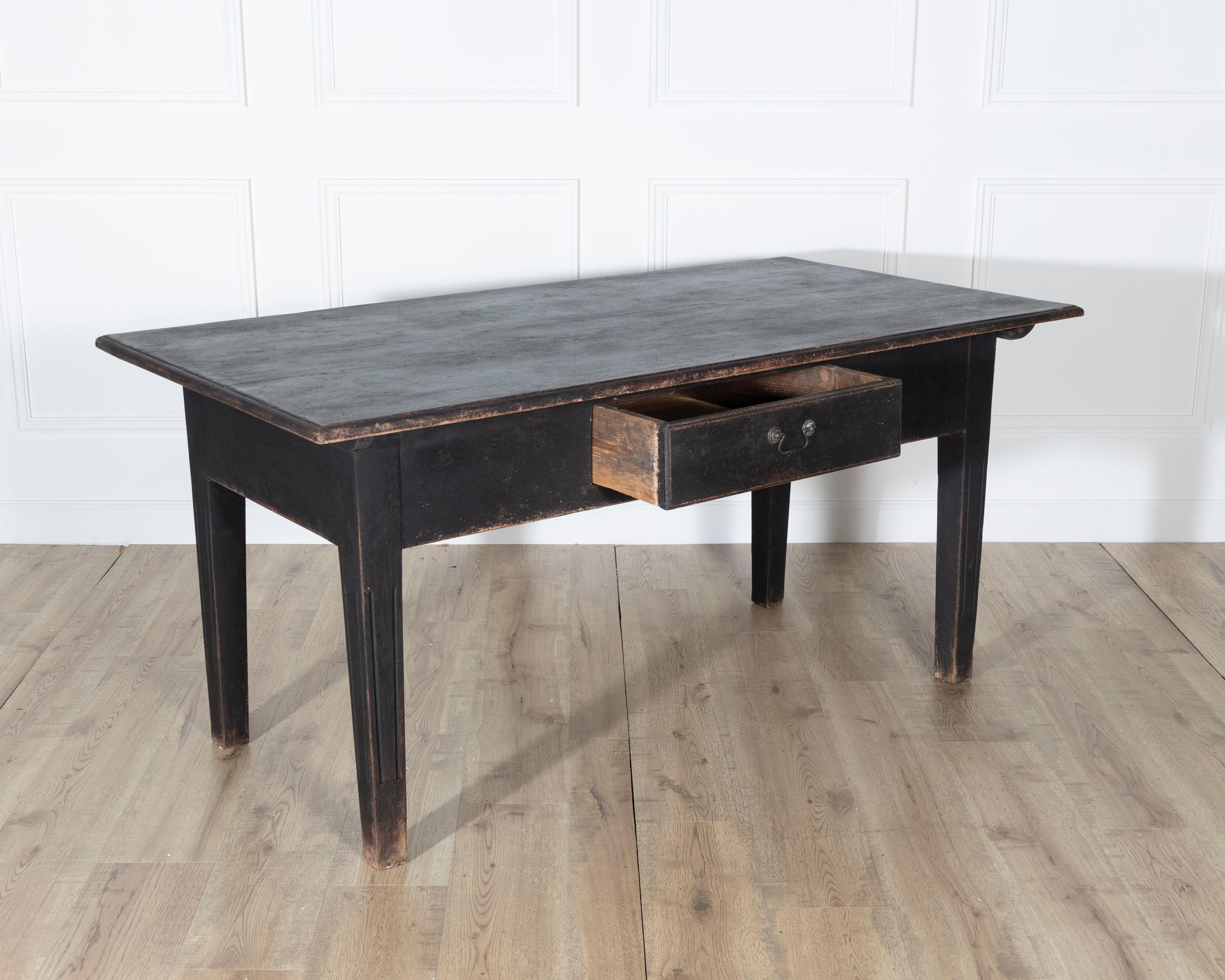 Pin Table de cuisine en pin de campagne suédois du début du 20e siècle, en noir en vente