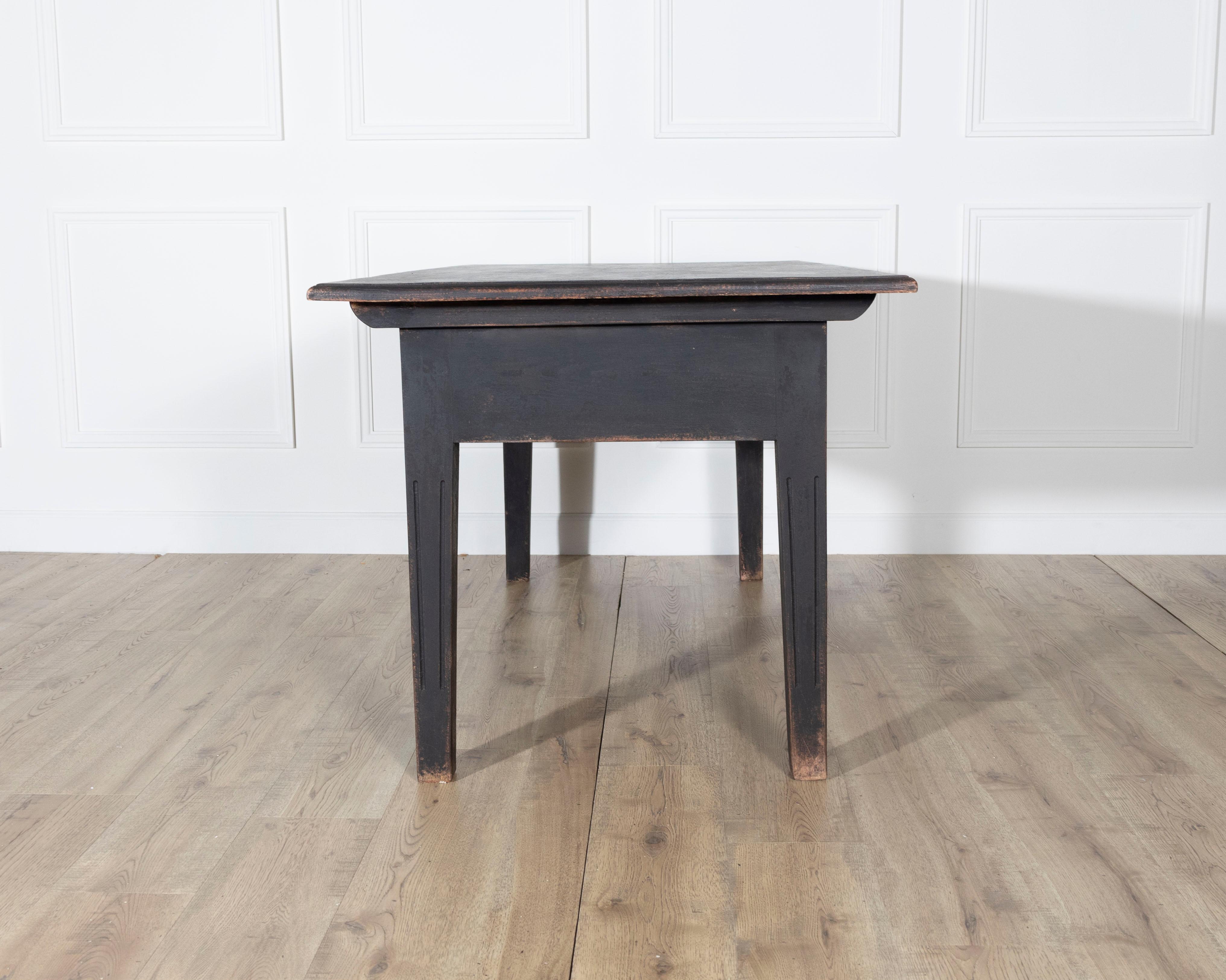 Table de cuisine en pin de campagne suédois du début du 20e siècle, en noir en vente 2