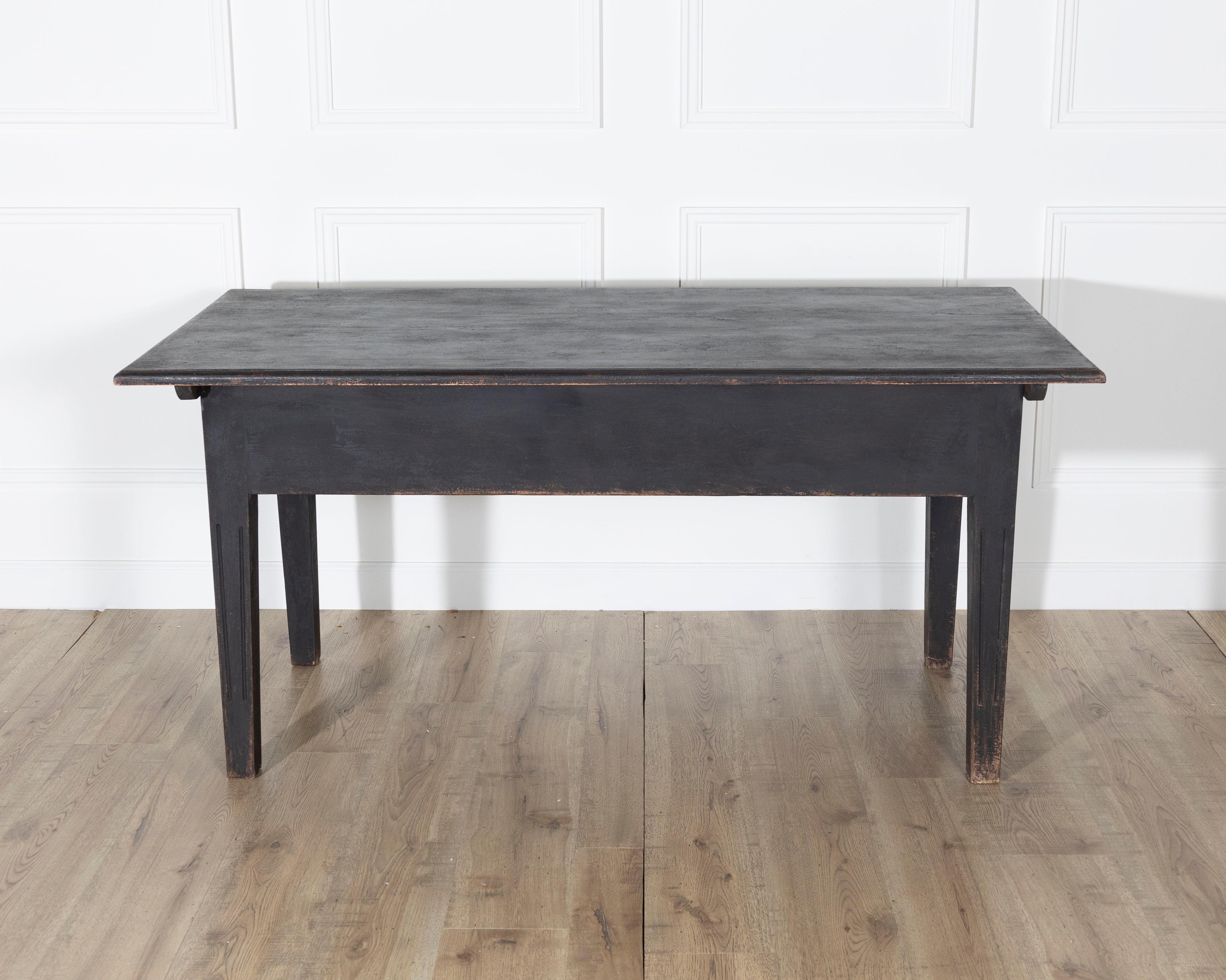 Table de cuisine en pin de campagne suédois du début du 20e siècle, en noir en vente 3