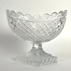 Ciotola in cristallo tagliato svedese dei primi del Novecento con base romboidale
