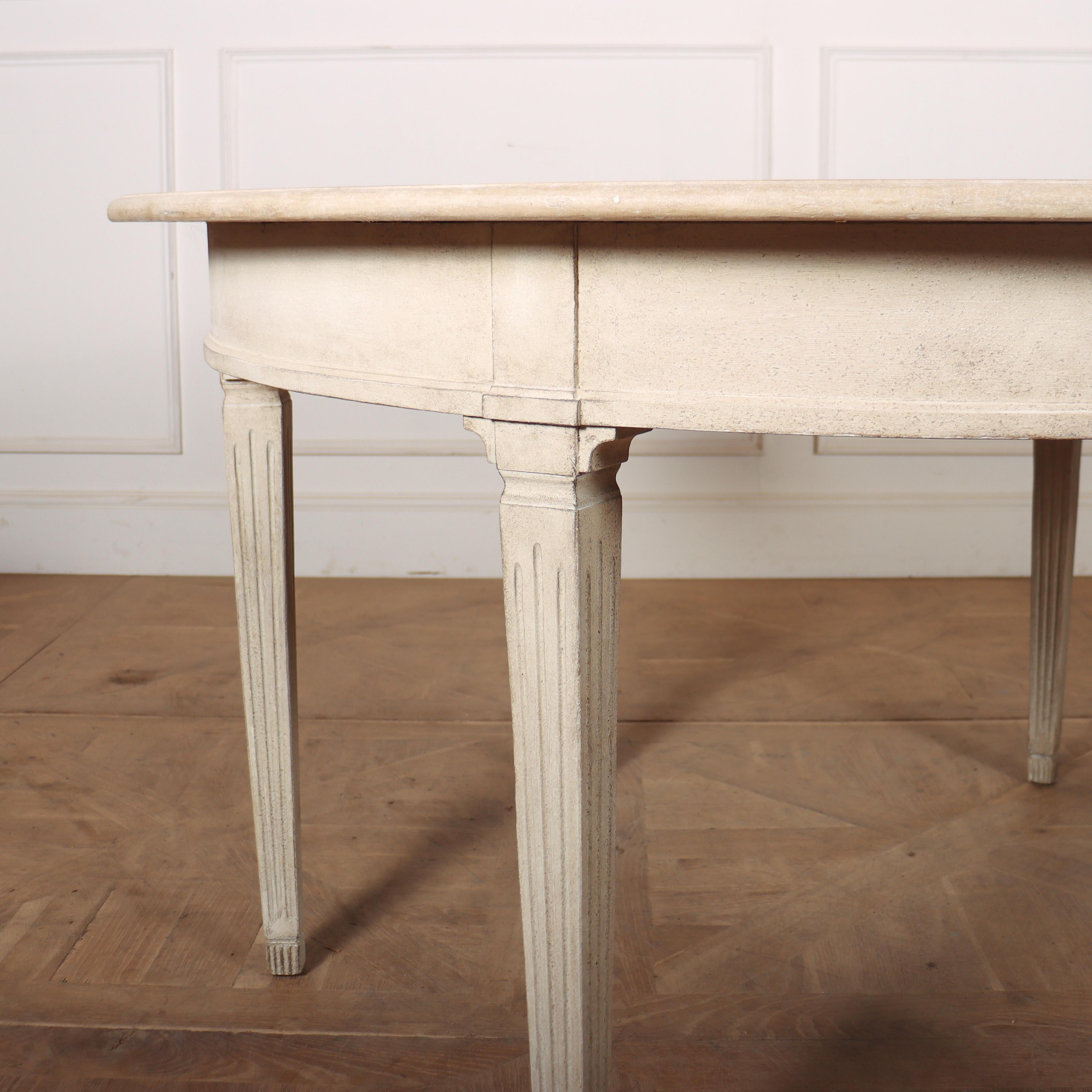Außergewöhnlicher schwedischer Esstisch aus dem frühen 20. Jahrhundert, der auf sechs geraden, quadratischen, konischen und kannelierten Beinen steht. Der Tisch hat sechs Blätter, die jeweils 25