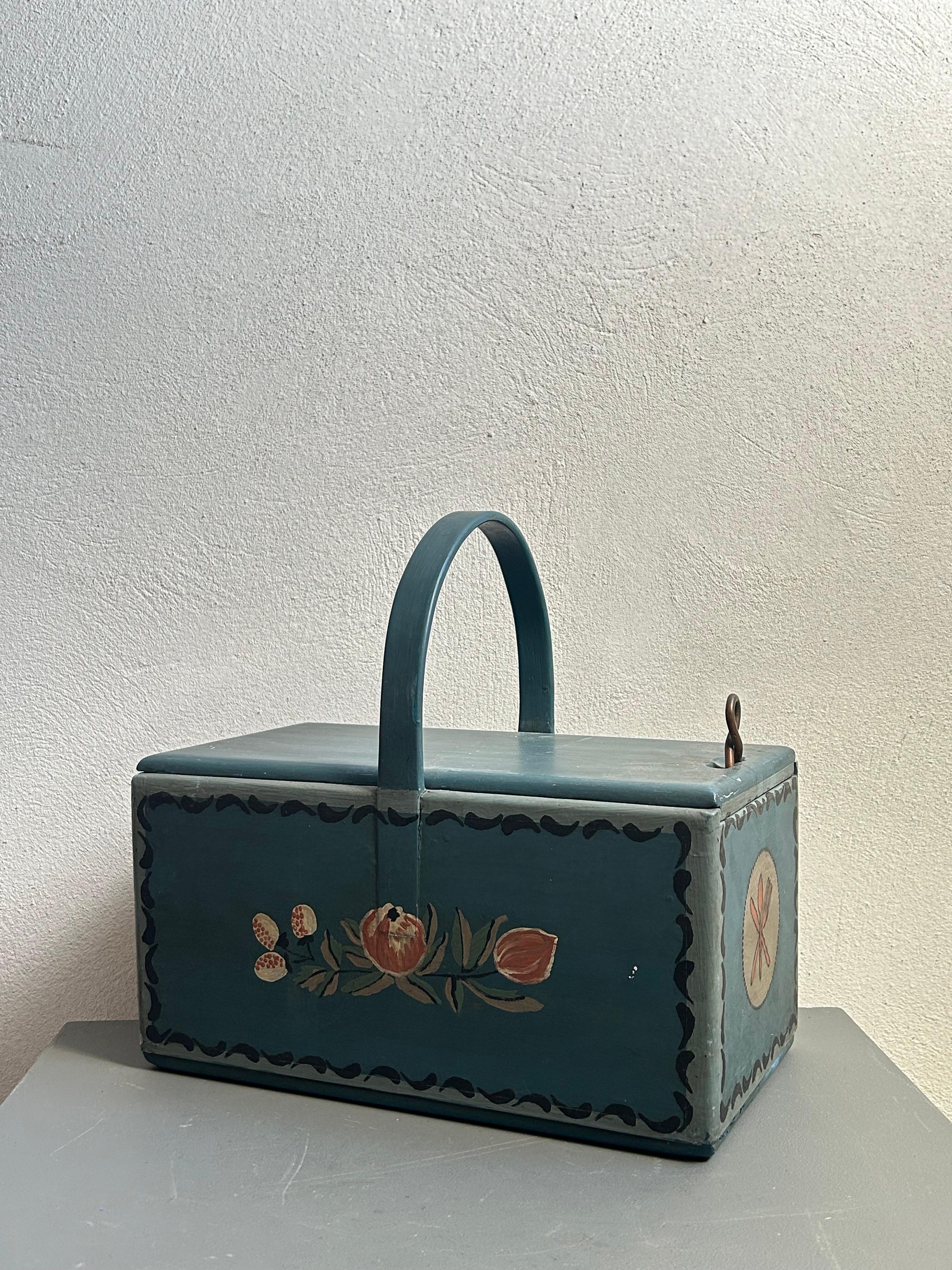 Svedese Scatola da pranzo in legno dipinta con arte popolare svedese dei primi del Novecento, circa 1910 in vendita