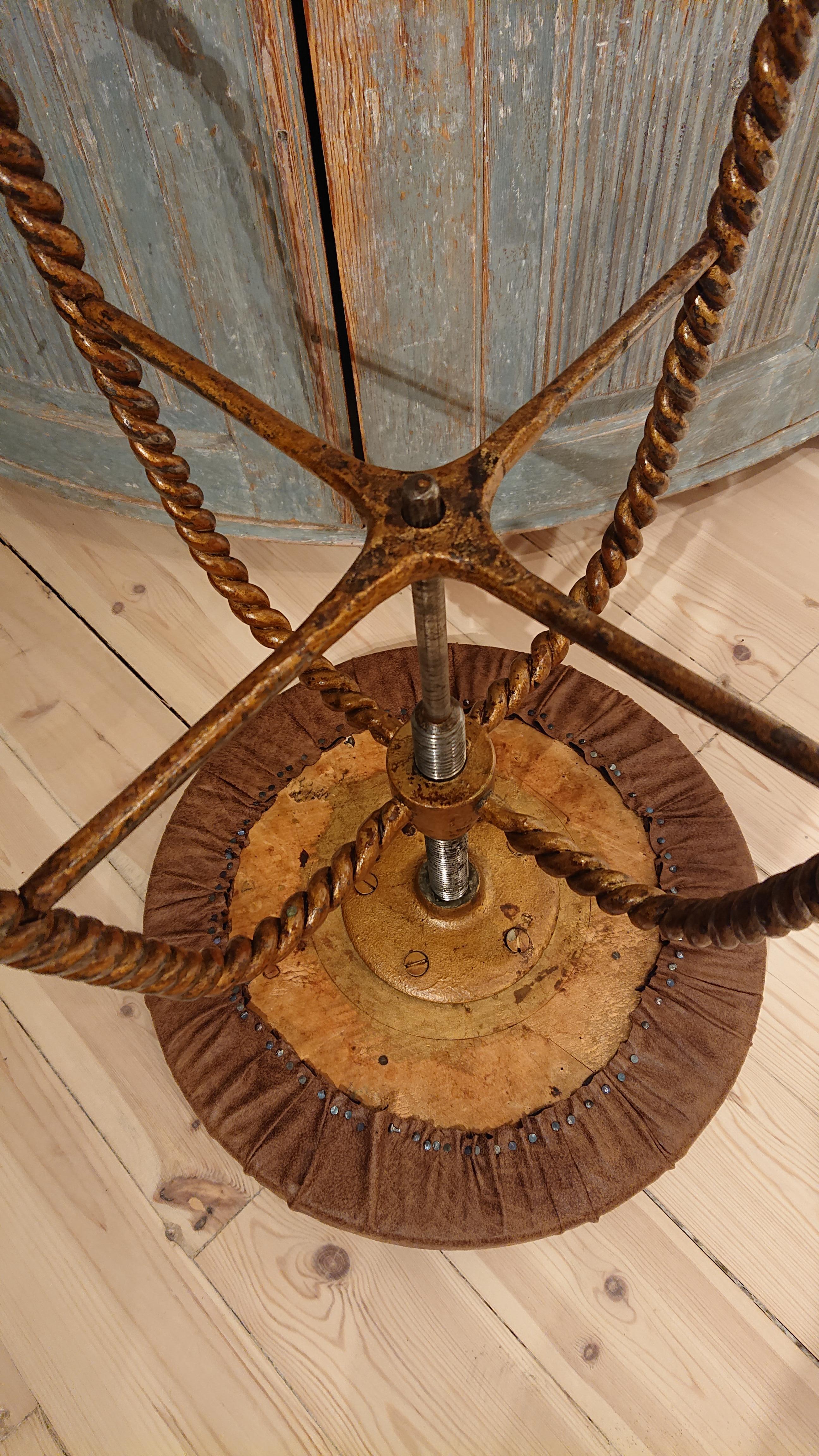 20ième siècle Tabouret industriel suédois en fer du début du XXe siècle - antiquités suédoises en vente