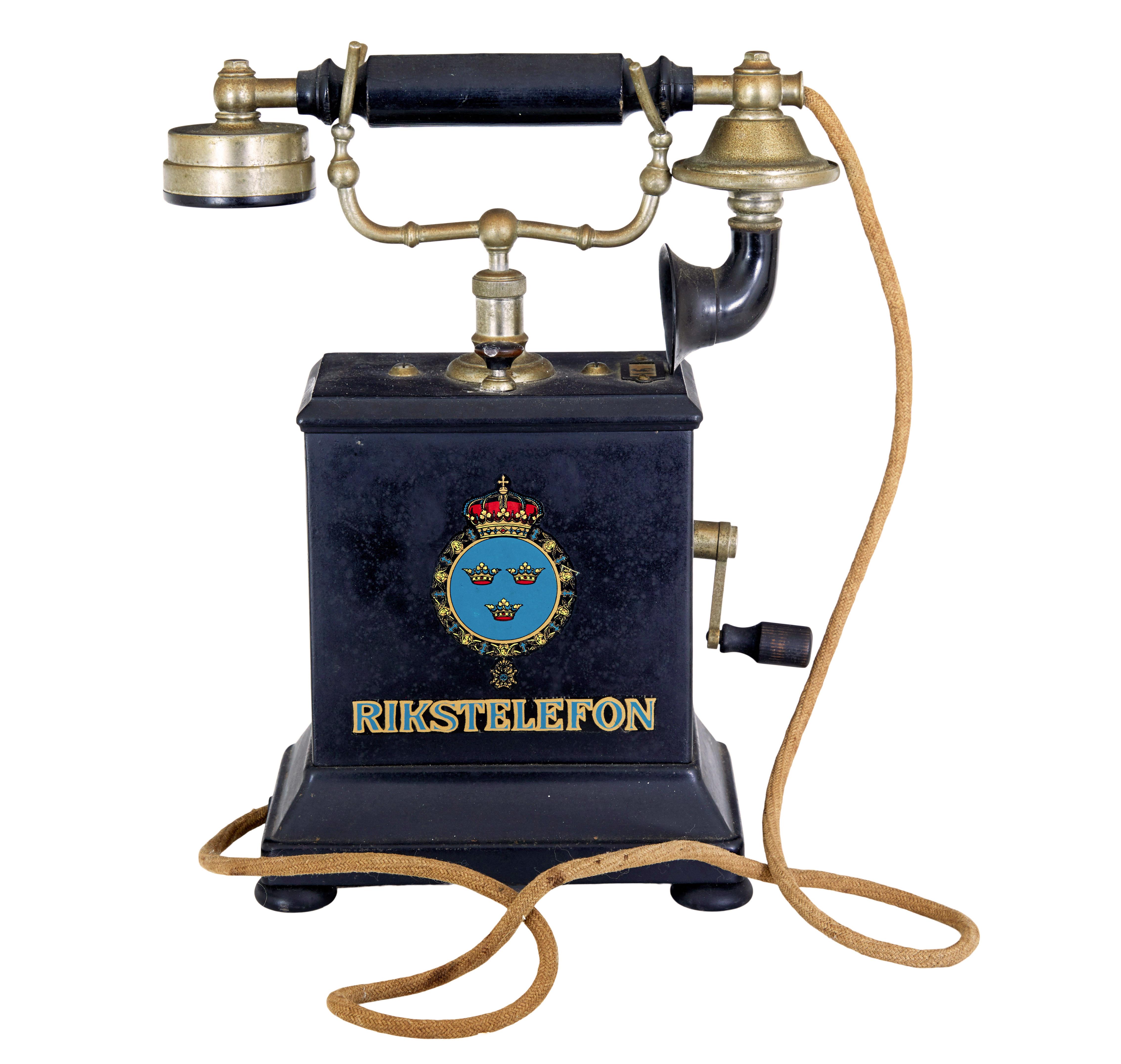 Schwedisches Metalltelefon aus dem frühen 20. Jahrhundert von rikstelefon um 1900.

Möglicherweise früher als datiert, haben wir hier einen Blech-Rikstelefonapparat.  Rikstelefon war vom 19. bis zum Ende des 20. Jahrhunderts der nationale