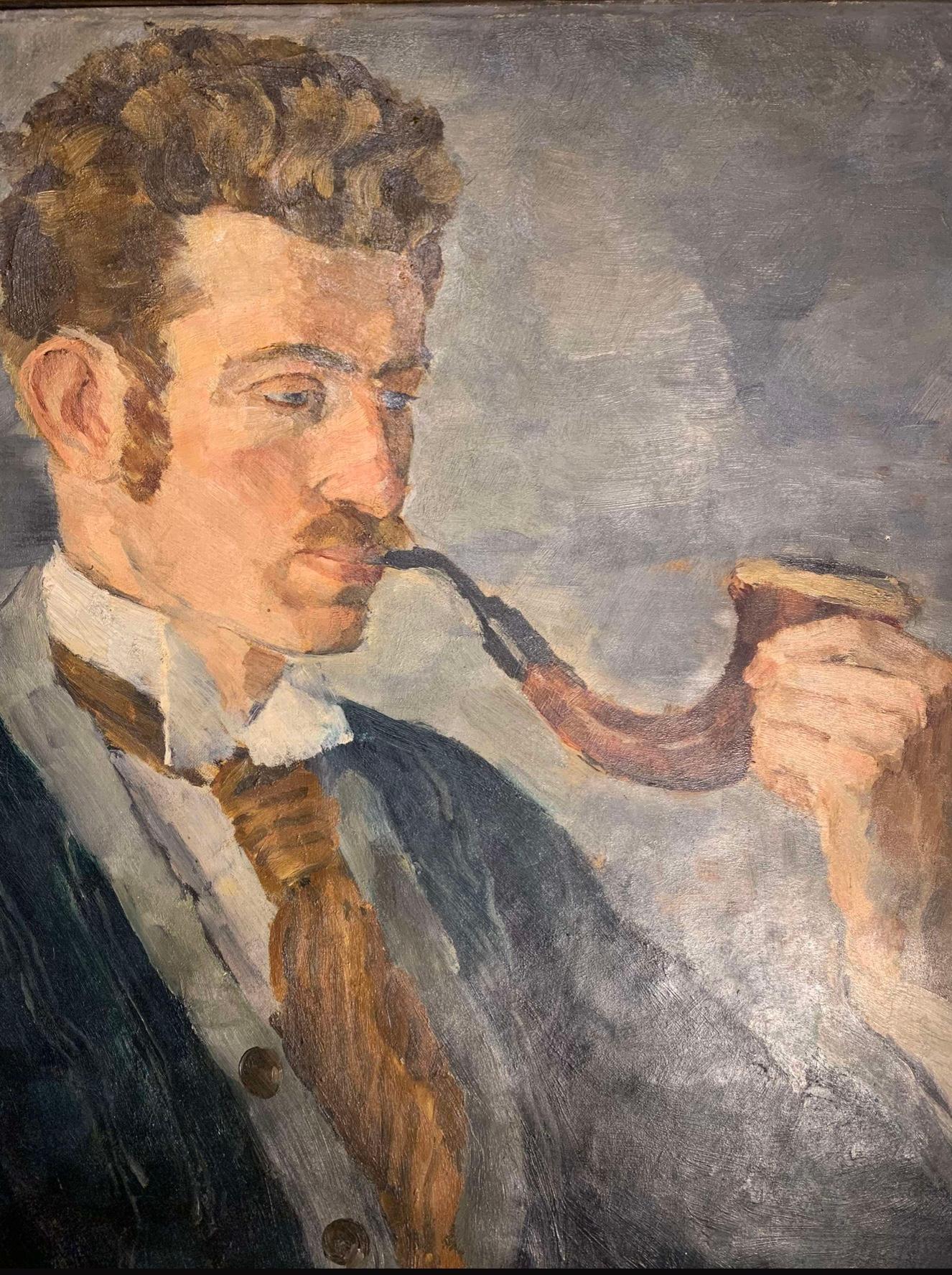 Peinture à l'huile sur toile encadrée représentant un homme à l'allure érudite portant une chemise, une cravate et un gilet sous une veste de smoking bleue. Il fume une pipe de taille impressionnante.

Peint et signé par l'artiste suédois