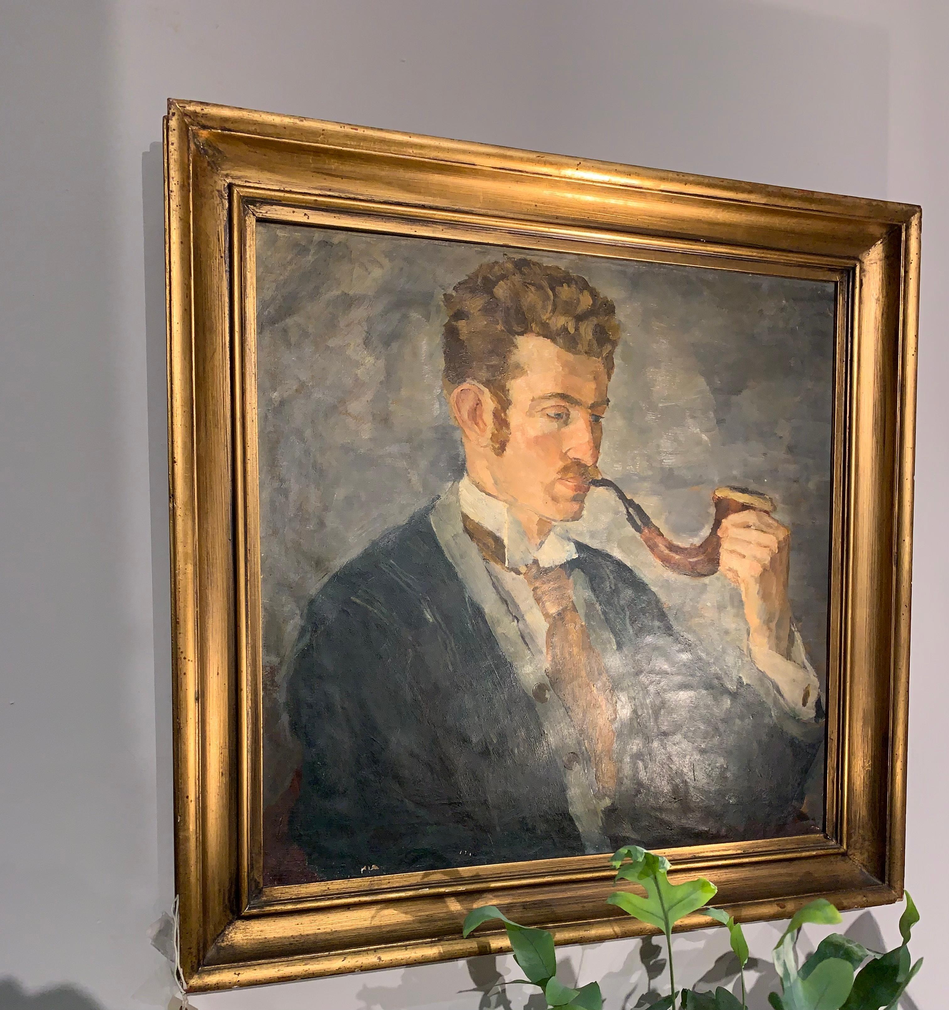 Charming circa 1920s framed oil painting of a gentleman wearing a shirt, tie and waistcoat beneath a blue jacket smoking a large pipe.
He has an almost scholarly look and was painted and signed by Swedish artist Albert Hoffsten who died at the age