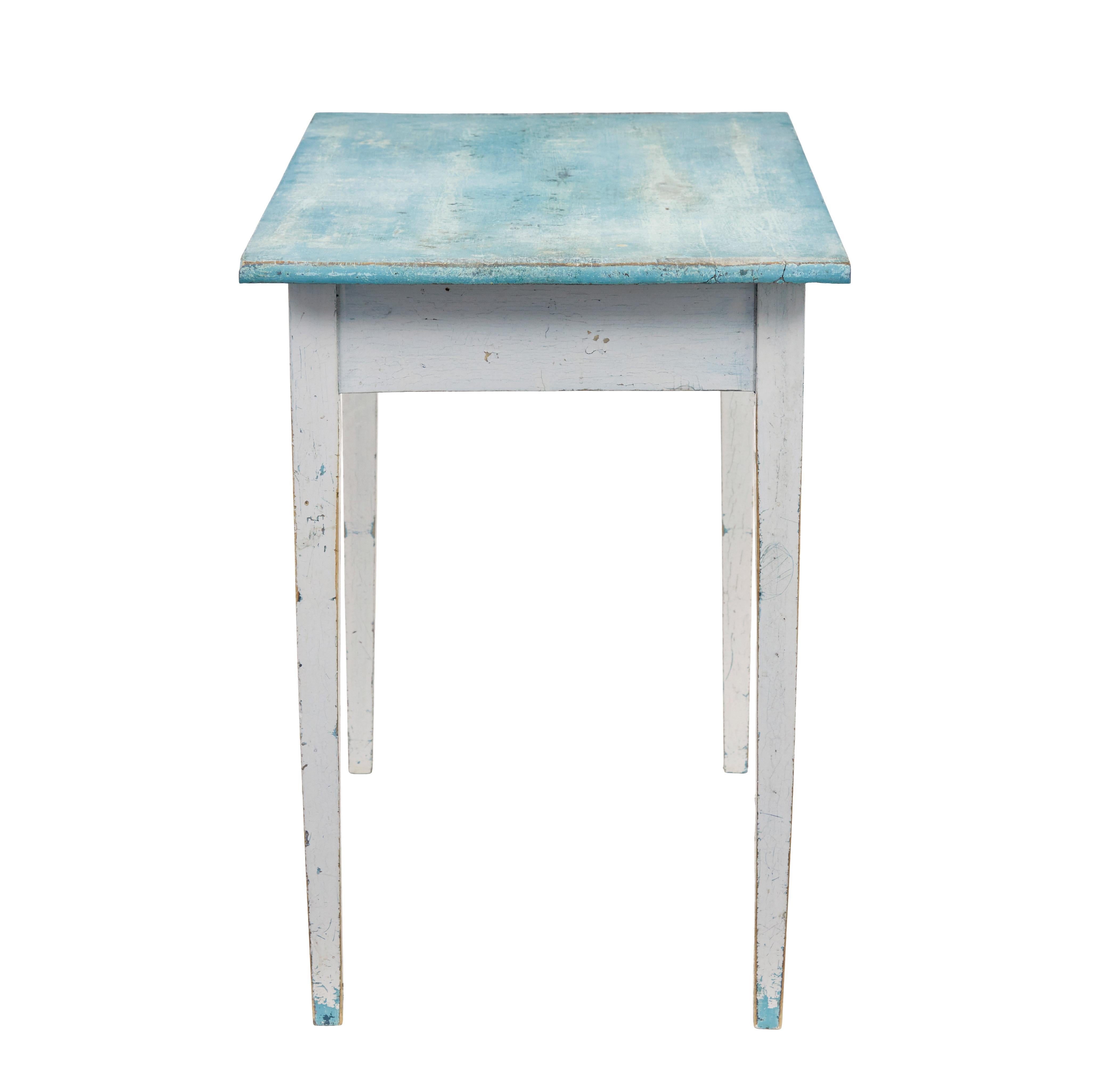 Pine Early 20th century Swedish painted occasional table For Sale