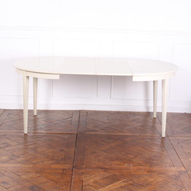 Gustavian Early 20th Century Swedish Painted Round Dining Table
