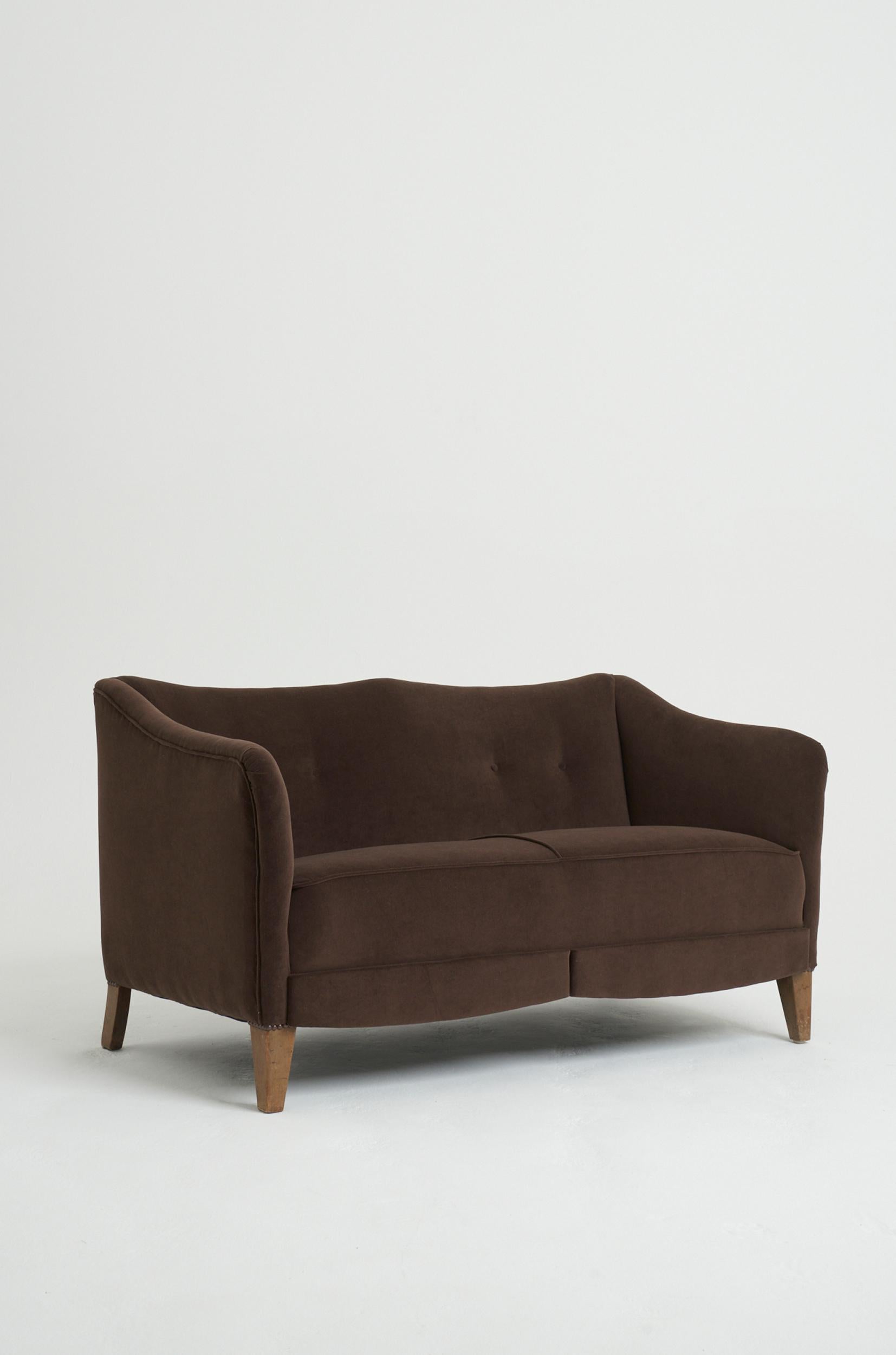 Zweisitziges Sofa mit Knöpfen
Schweden, ca. 1930-1940
71 cm hoch x 131 cm breit x 66 cm tief, Sitzhöhe 41 cm