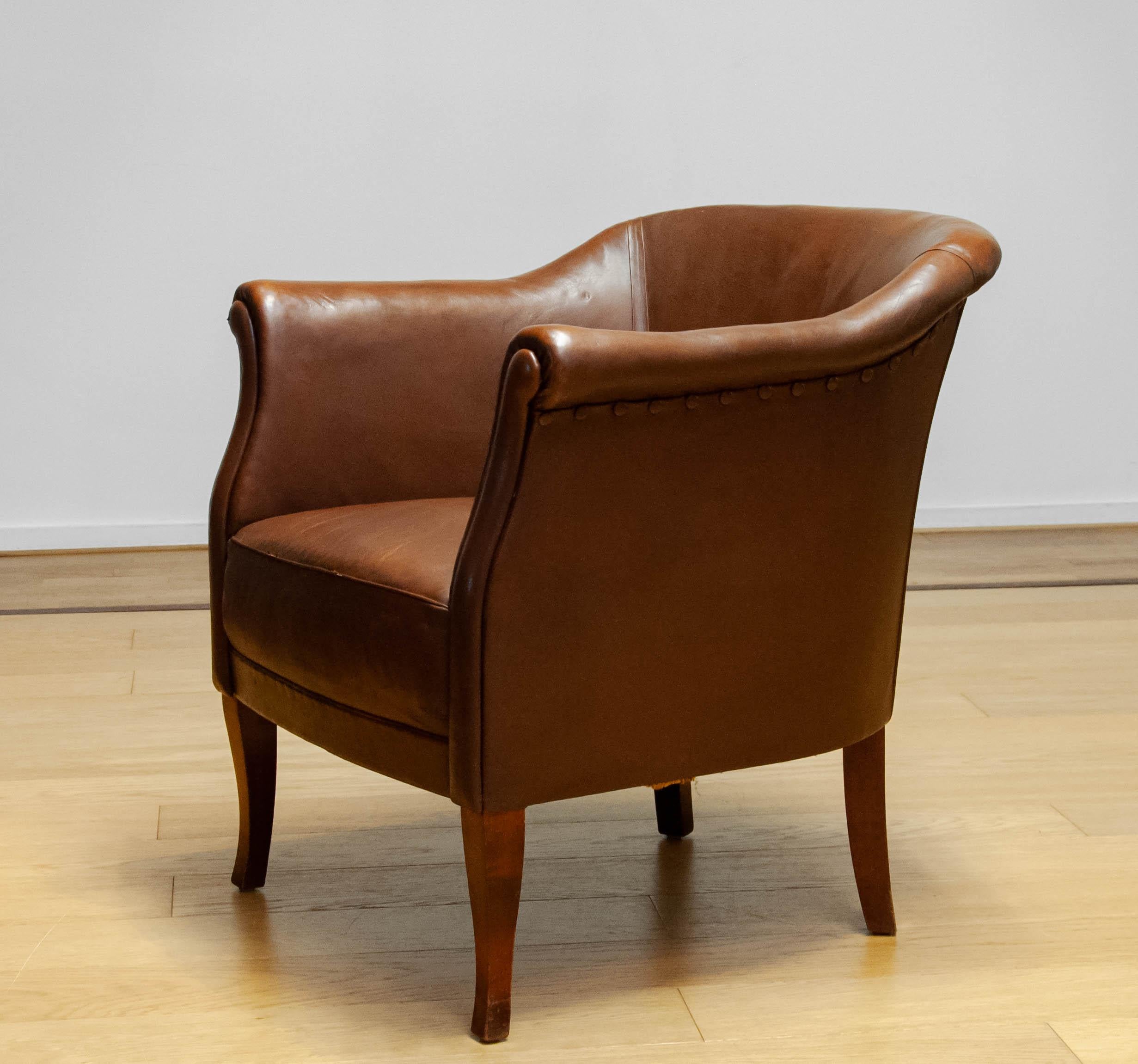 Early 20th Century Swedish Tan Brown Nailed Leather Lounge / Club / Cigar Chair In Good Condition In Silvolde, Gelderland