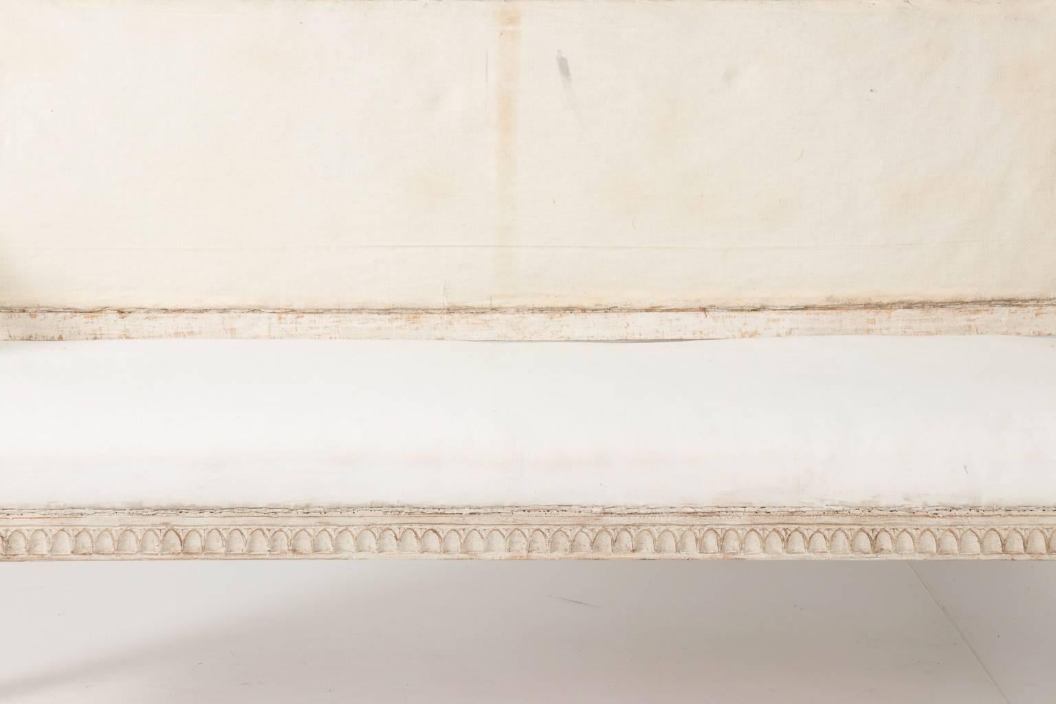 Early 20th Century Swedish White Painted Gustavian Style Settee For Sale 11