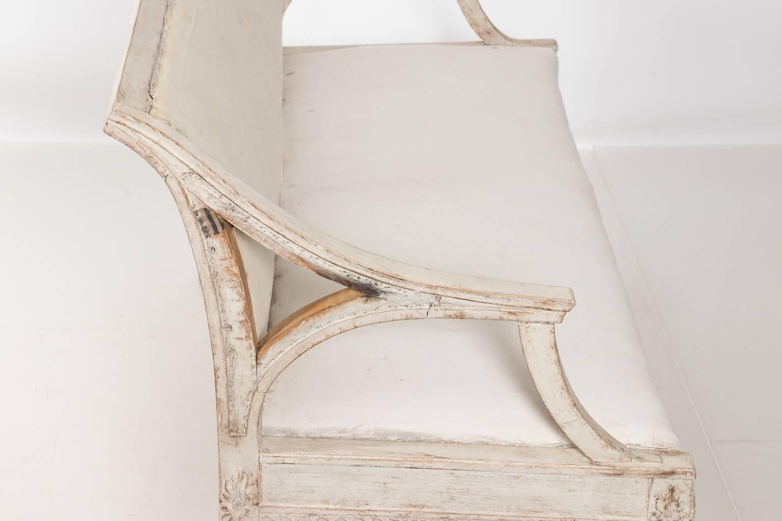 Early 20th Century Swedish White Painted Gustavian Style Settee For Sale 4