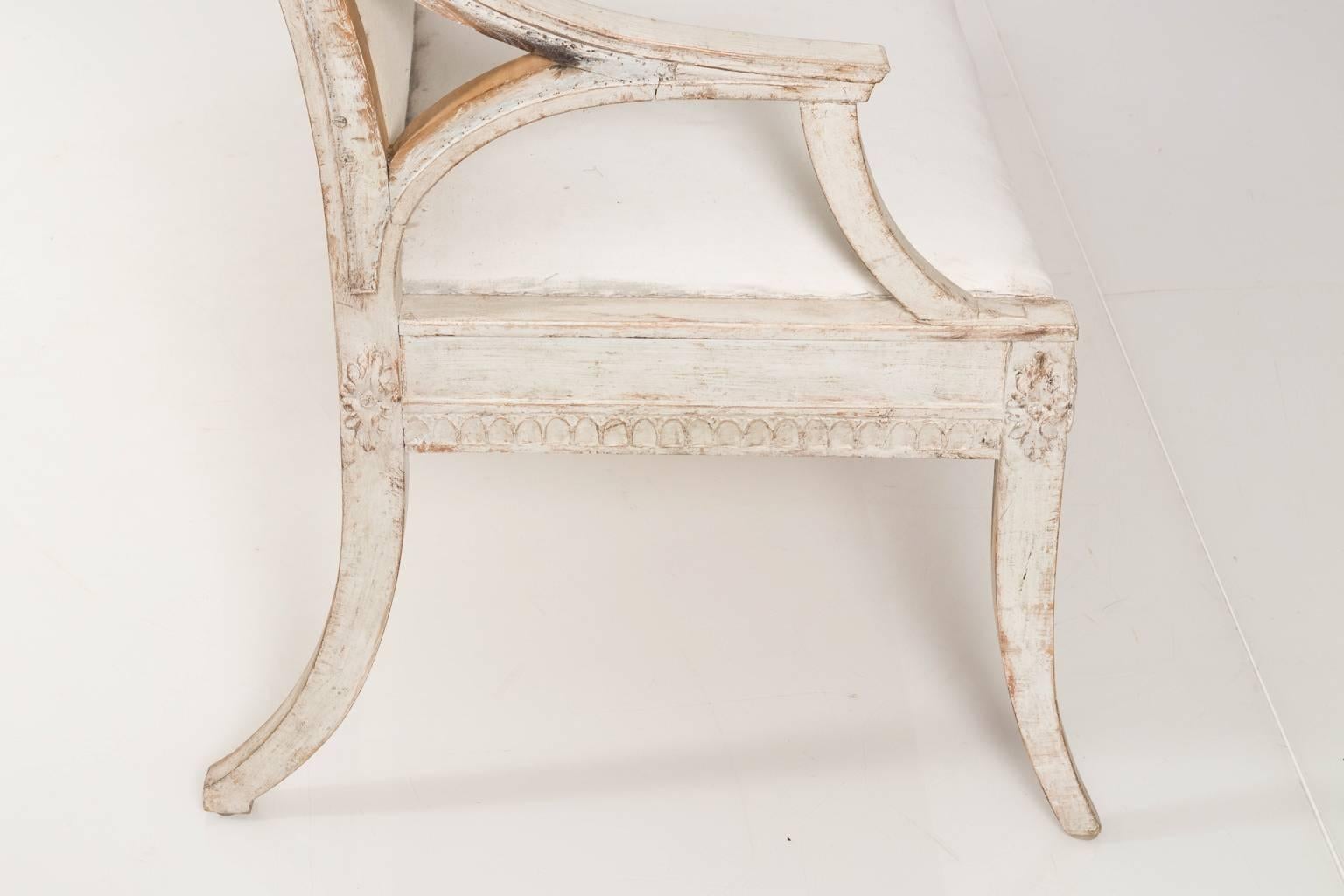 Early 20th Century Swedish White Painted Gustavian Style Settee For Sale 5