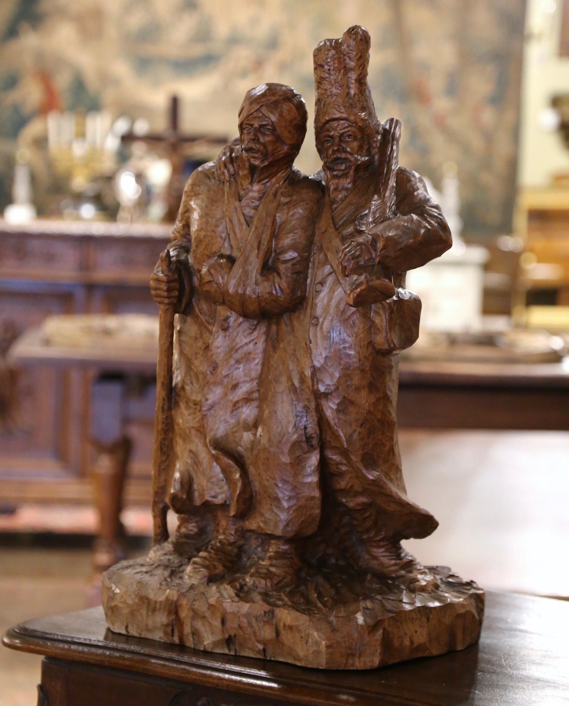 Décorez le bureau d'un homme avec cette composition ancienne de sculpture en bois signée par le sculpteur suisse C.I.C. et datée de 1912. 
Achetée en France et sculptée dans un seul bloc de bois de noyer, cette grande composition représente deux